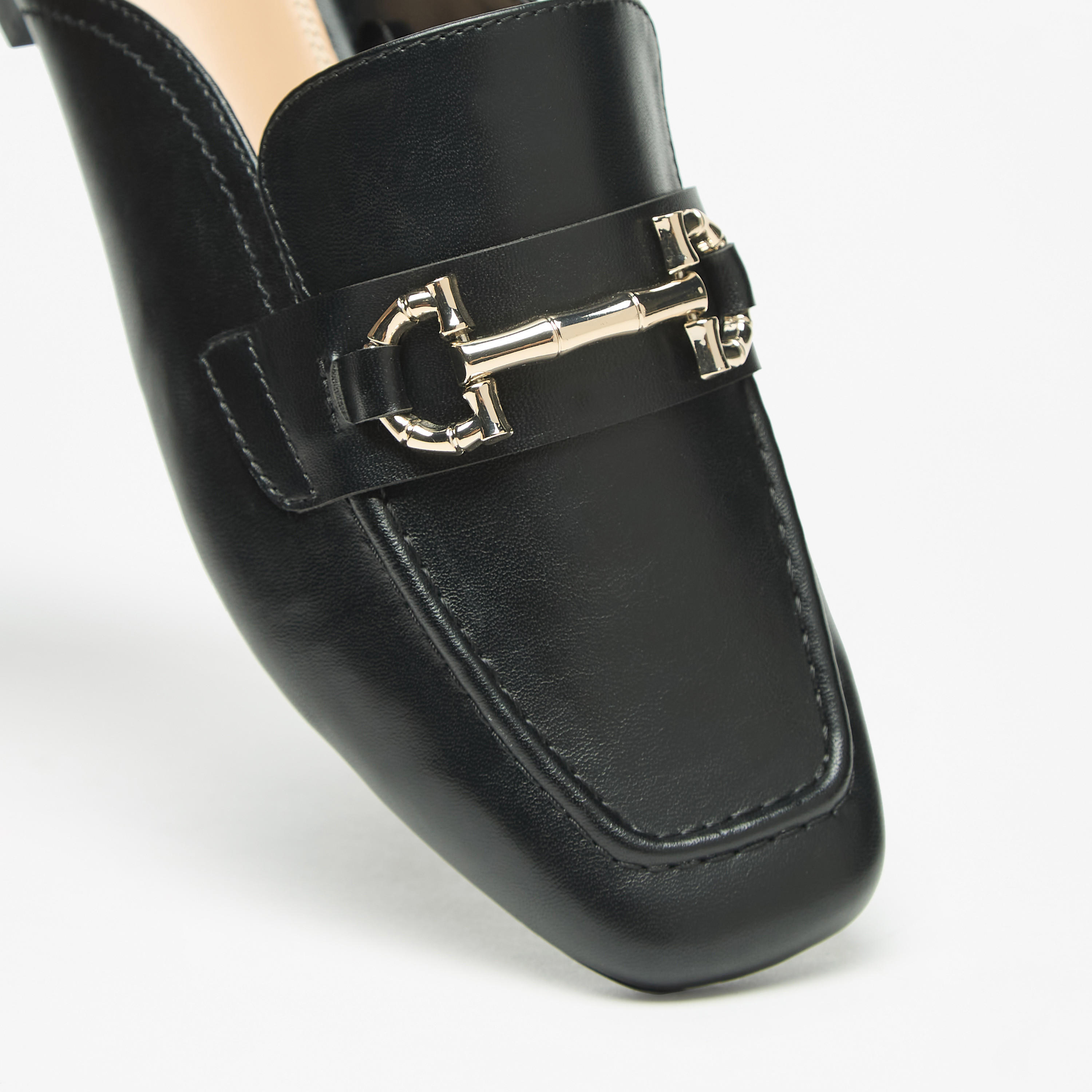 حذاء ميول سادة سهل الارتداء بزينة ميتاليك للنساء من سيليست-women-shoes-flats-mules-image-5