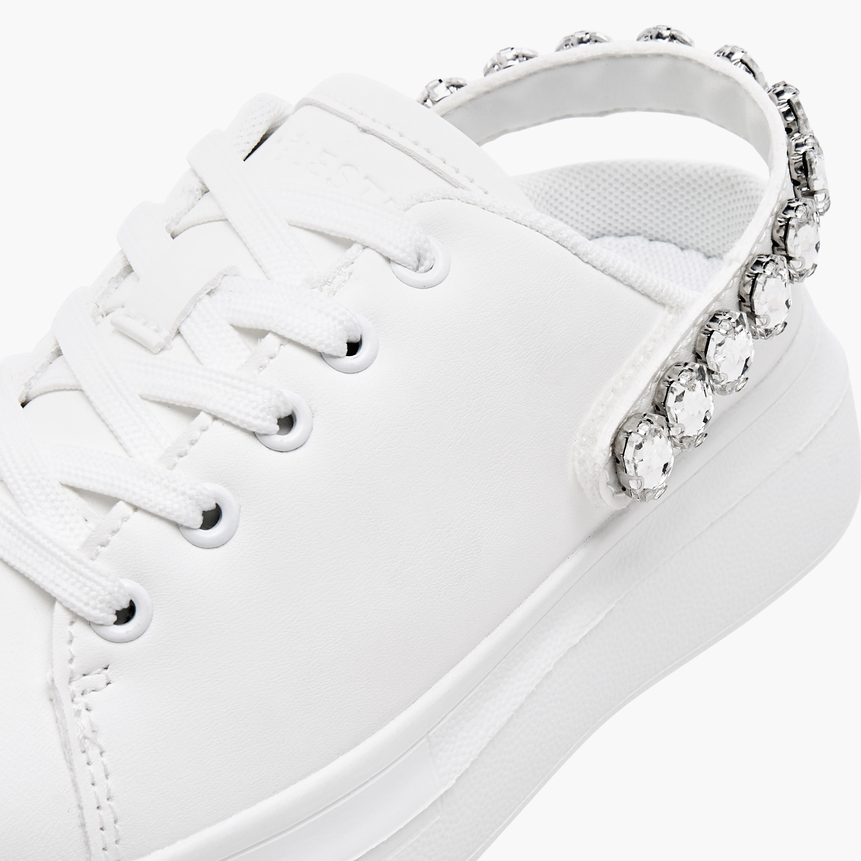 حذاء سنيكرز مزين بتفاصيل رباط من سيليست-girls-shoes-sneakers-image-4