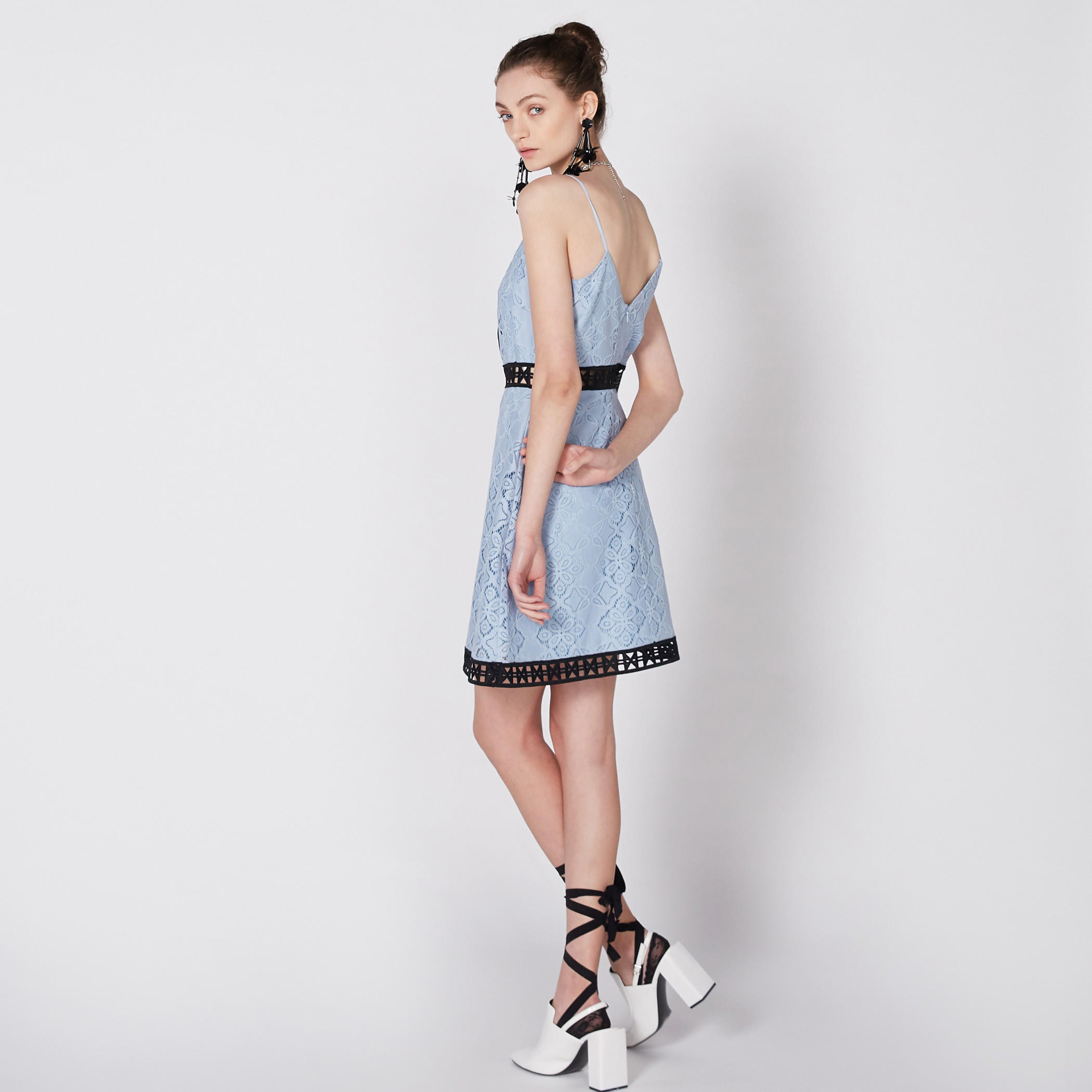 فستان قصير بارز الملمس بحمّالات رفيعة وتفاصيل شيفلي من إيل-women-clothing-dresses-image-4