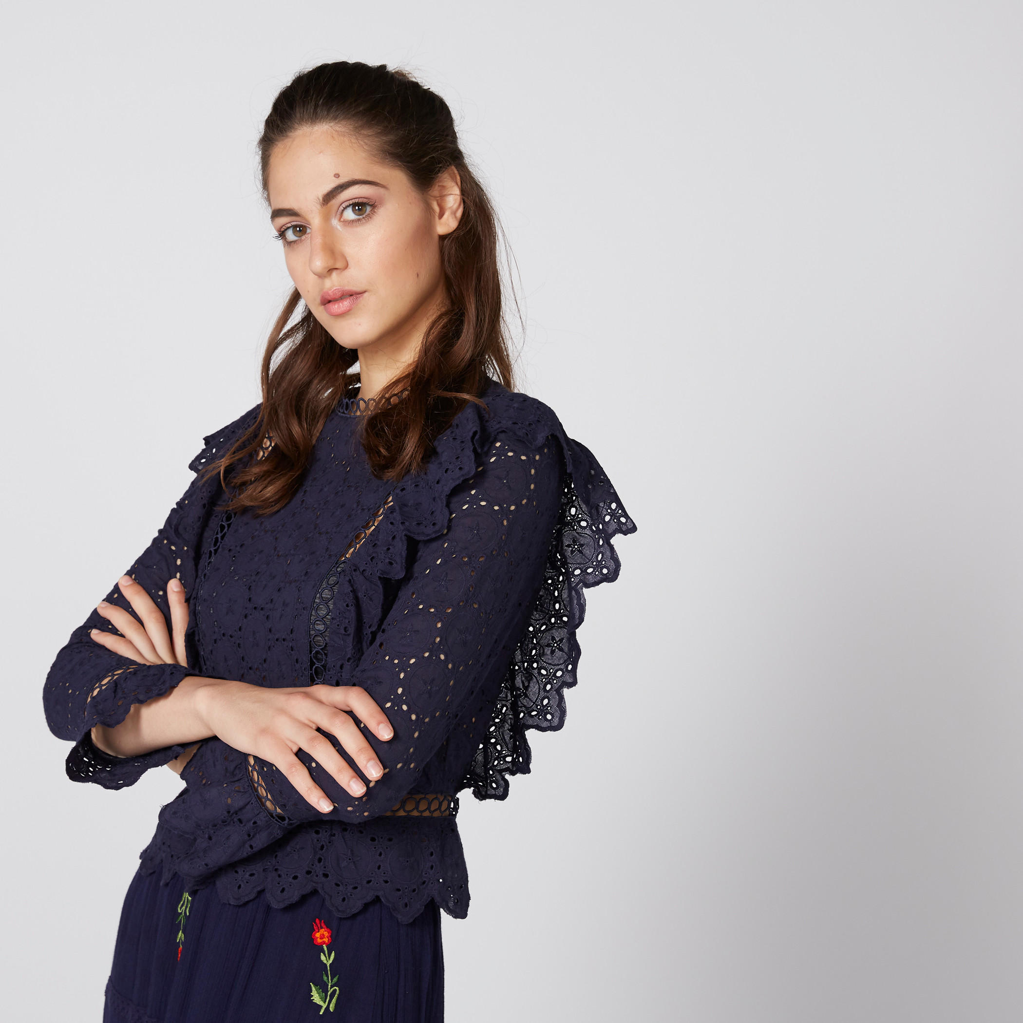 بلوزة بياقة مستديرة وأكمام طويلة وتفاصيل شيفلي من إيل-women-clothing-shirtsandblouses-blouses-image-1