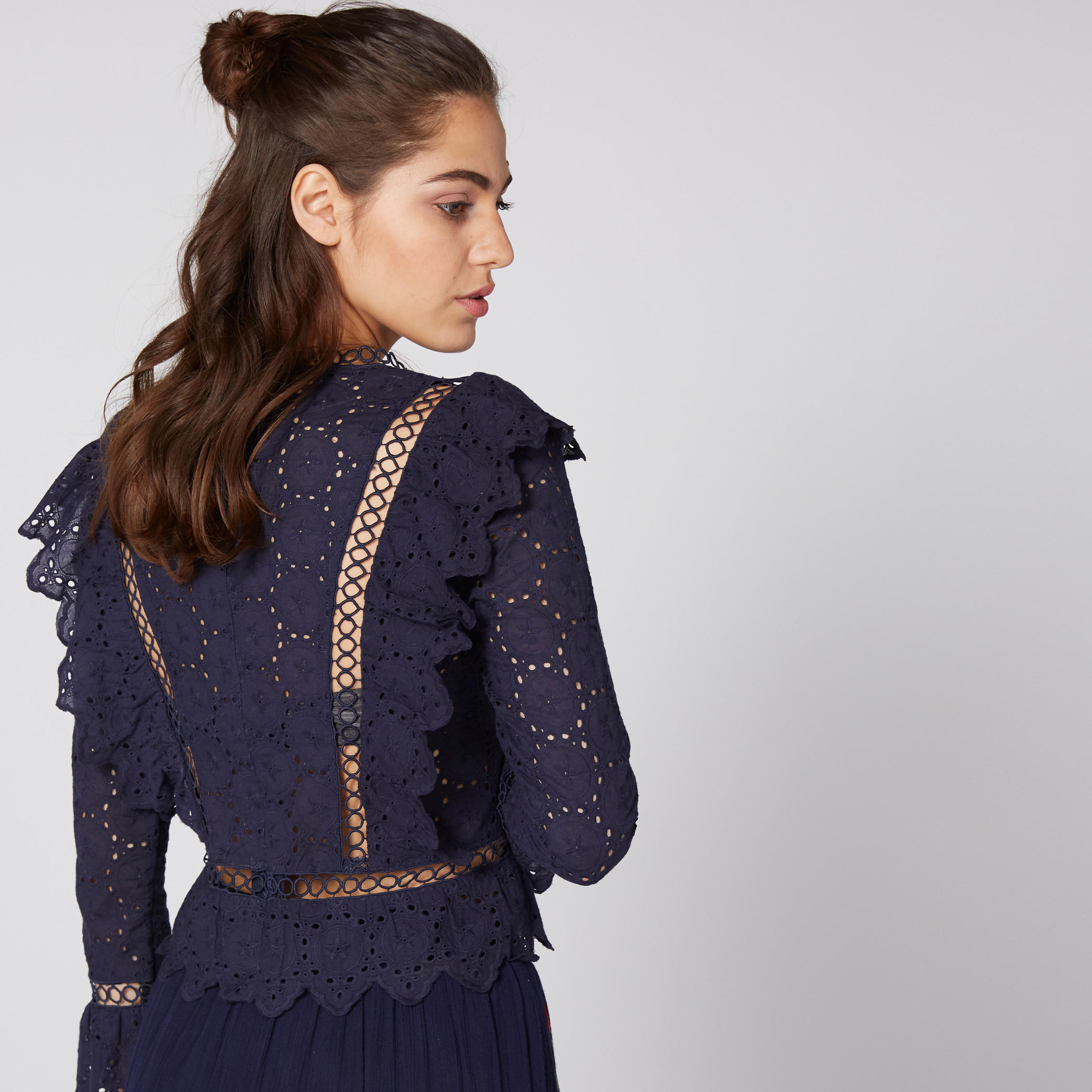 بلوزة بياقة مستديرة وأكمام طويلة وتفاصيل شيفلي من إيل-women-clothing-shirtsandblouses-blouses-image-3