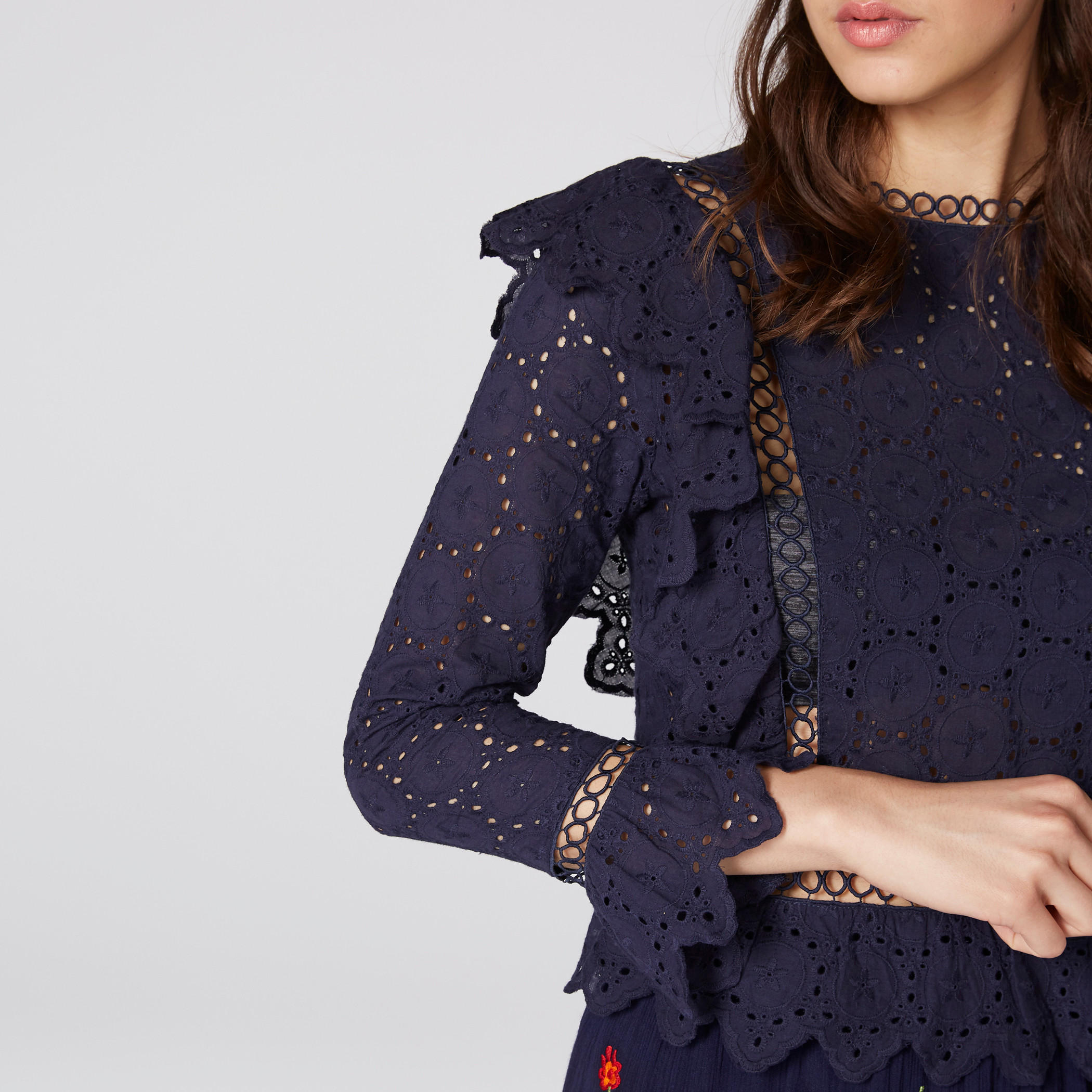 بلوزة بياقة مستديرة وأكمام طويلة وتفاصيل شيفلي من إيل-women-clothing-shirtsandblouses-blouses-image-4