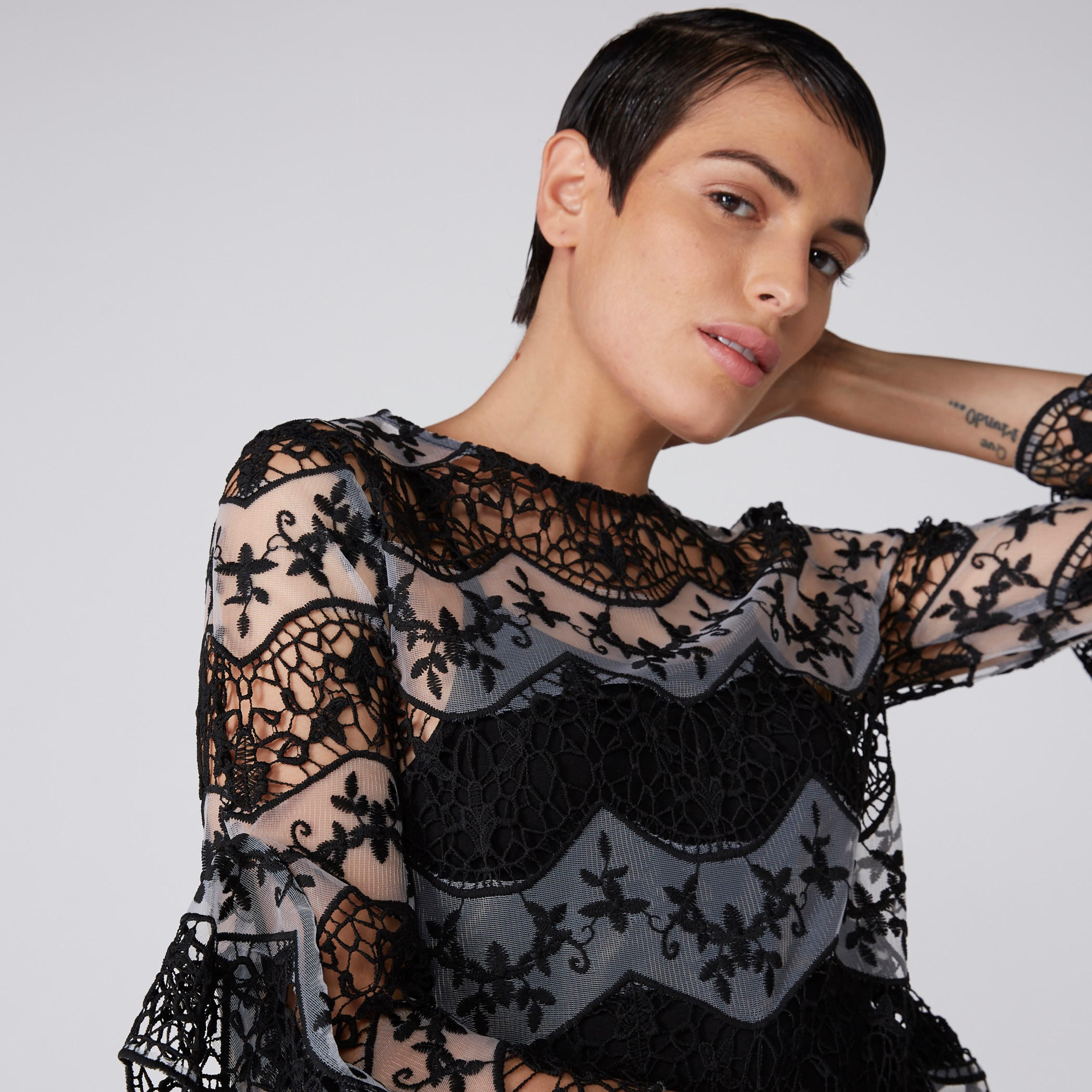 بلوزة مطرّزة بأكمام كشكش من إيل-women-clothing-shirtsandblouses-blouses-image-1