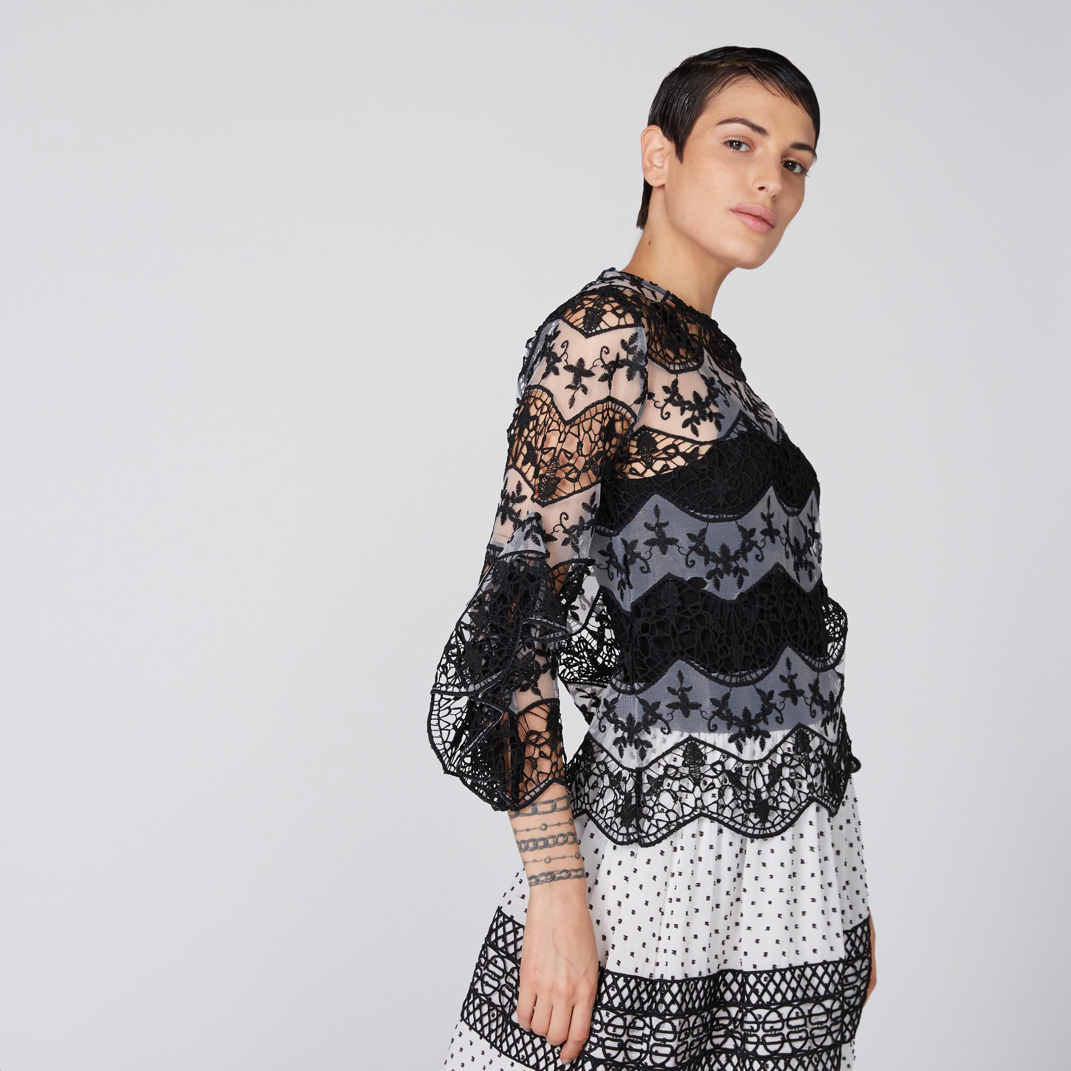 بلوزة مطرّزة بأكمام كشكش من إيل-women-clothing-shirtsandblouses-blouses-image-4