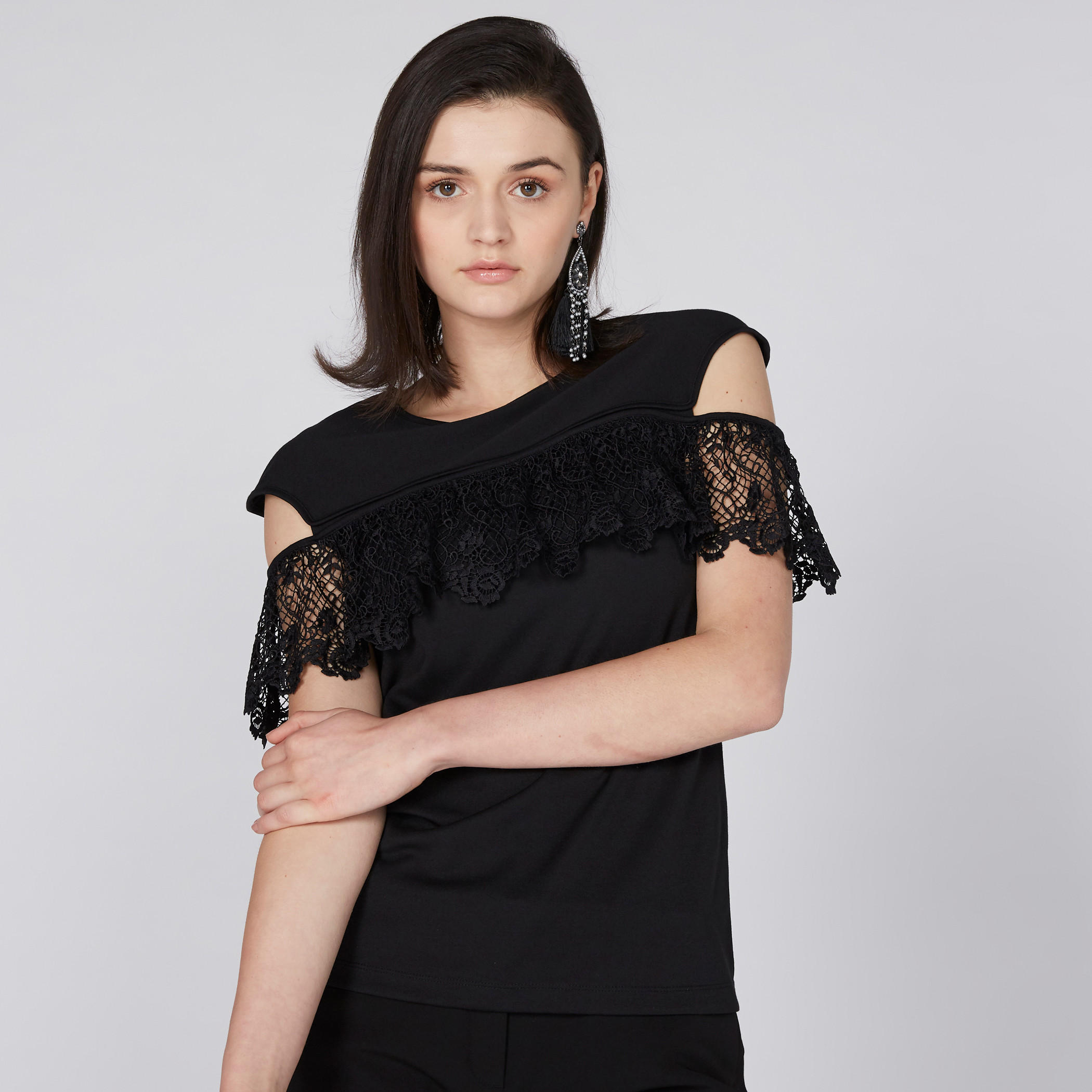 بلوزة بياقة مستديرة وتفاصيل كشكش من إيل-women-clothing-shirtsandblouses-blouses-image-1