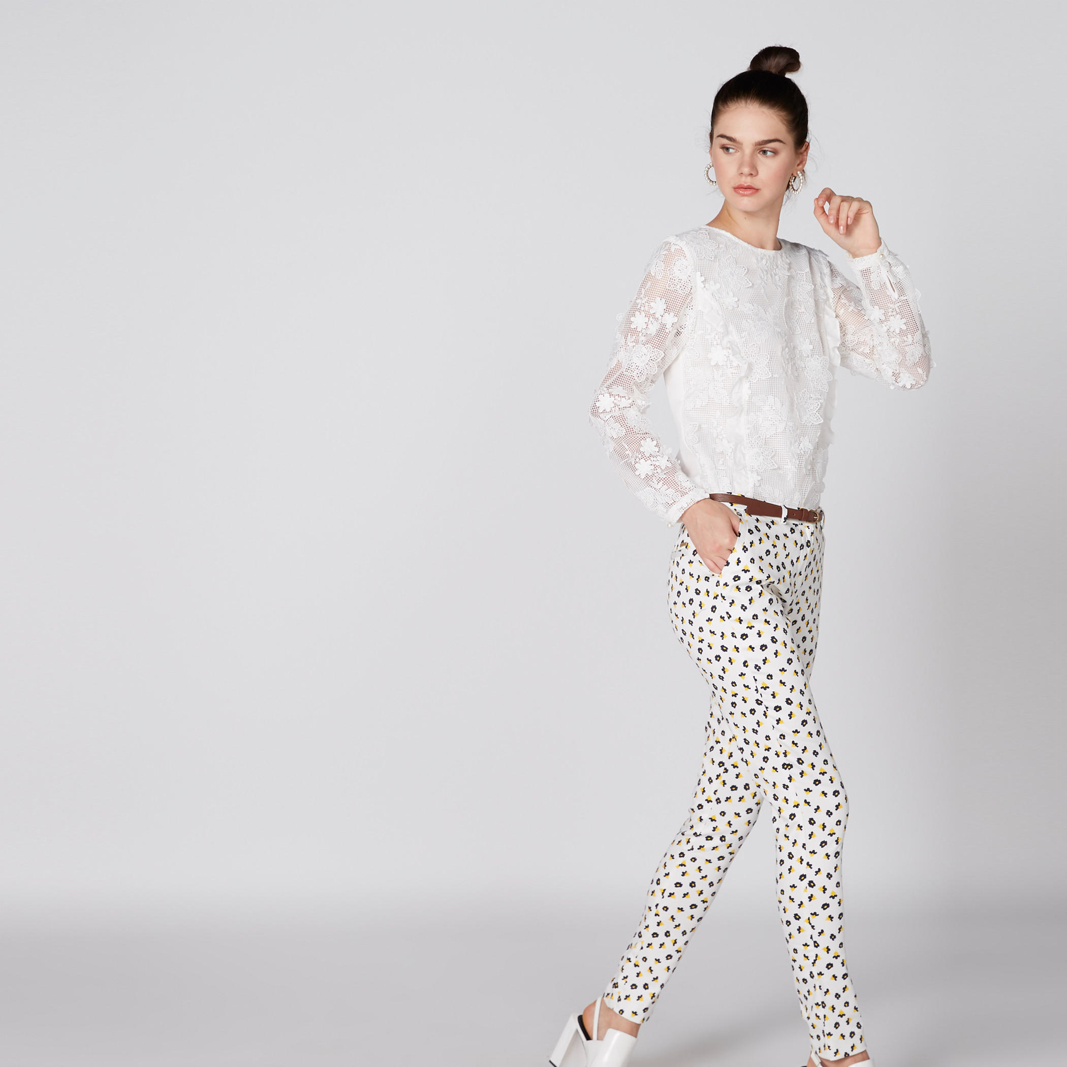 بنطال طويل بجيوب وطبعات وحزام من إيل-women-clothing-bottoms-trousers-image-1