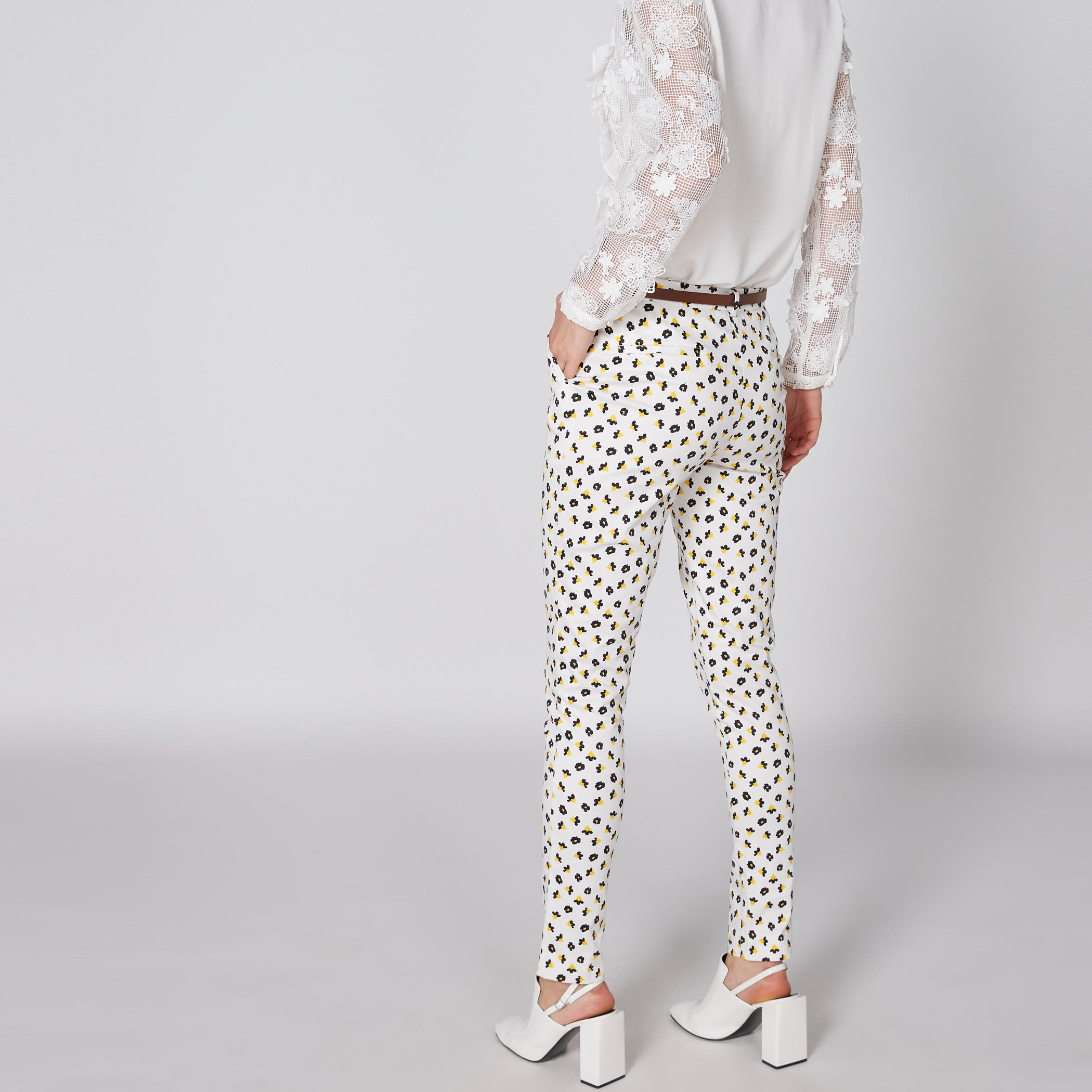 بنطال طويل بجيوب وطبعات وحزام من إيل-women-clothing-bottoms-trousers-image-2