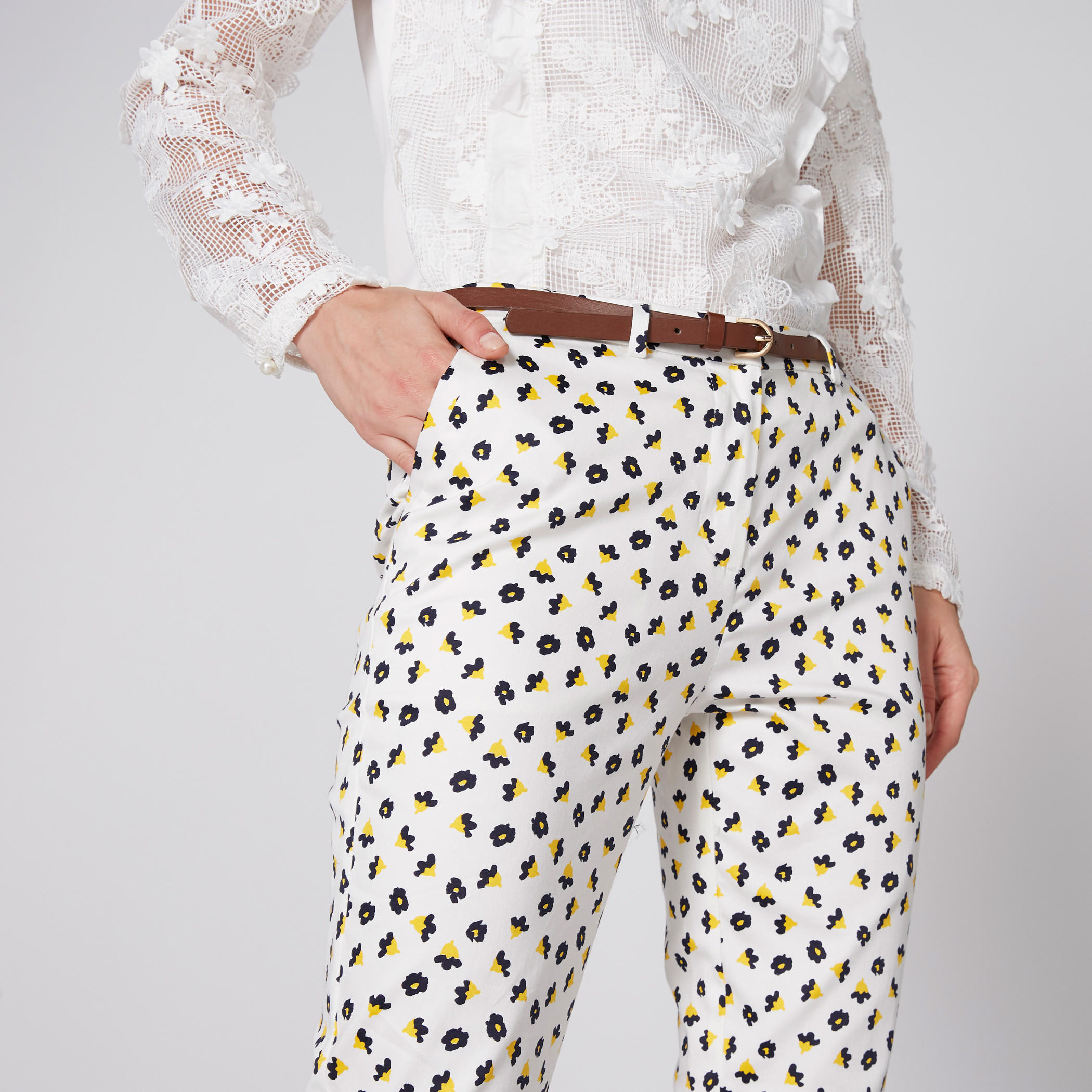 بنطال طويل بجيوب وطبعات وحزام من إيل-women-clothing-bottoms-trousers-image-4