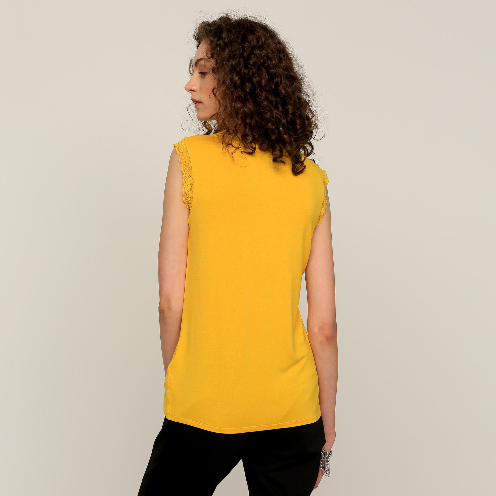 تيشيرت دون أكمام مزيّن بتفاصيل دانتيل من إيل-women-clothing-shirtsandblouses-blouses-image-2