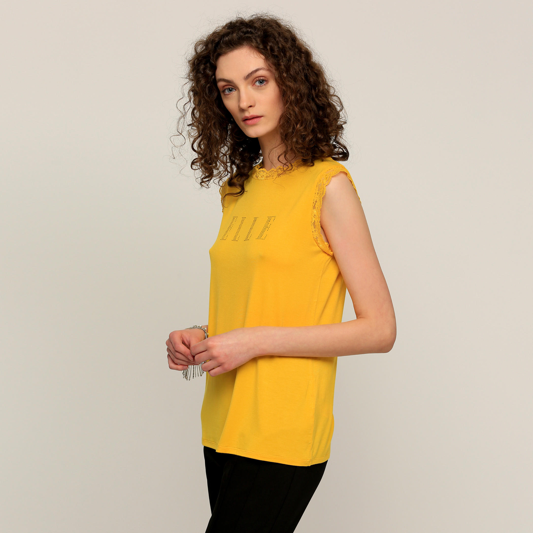 تيشيرت دون أكمام مزيّن بتفاصيل دانتيل من إيل-women-clothing-shirtsandblouses-blouses-image-3