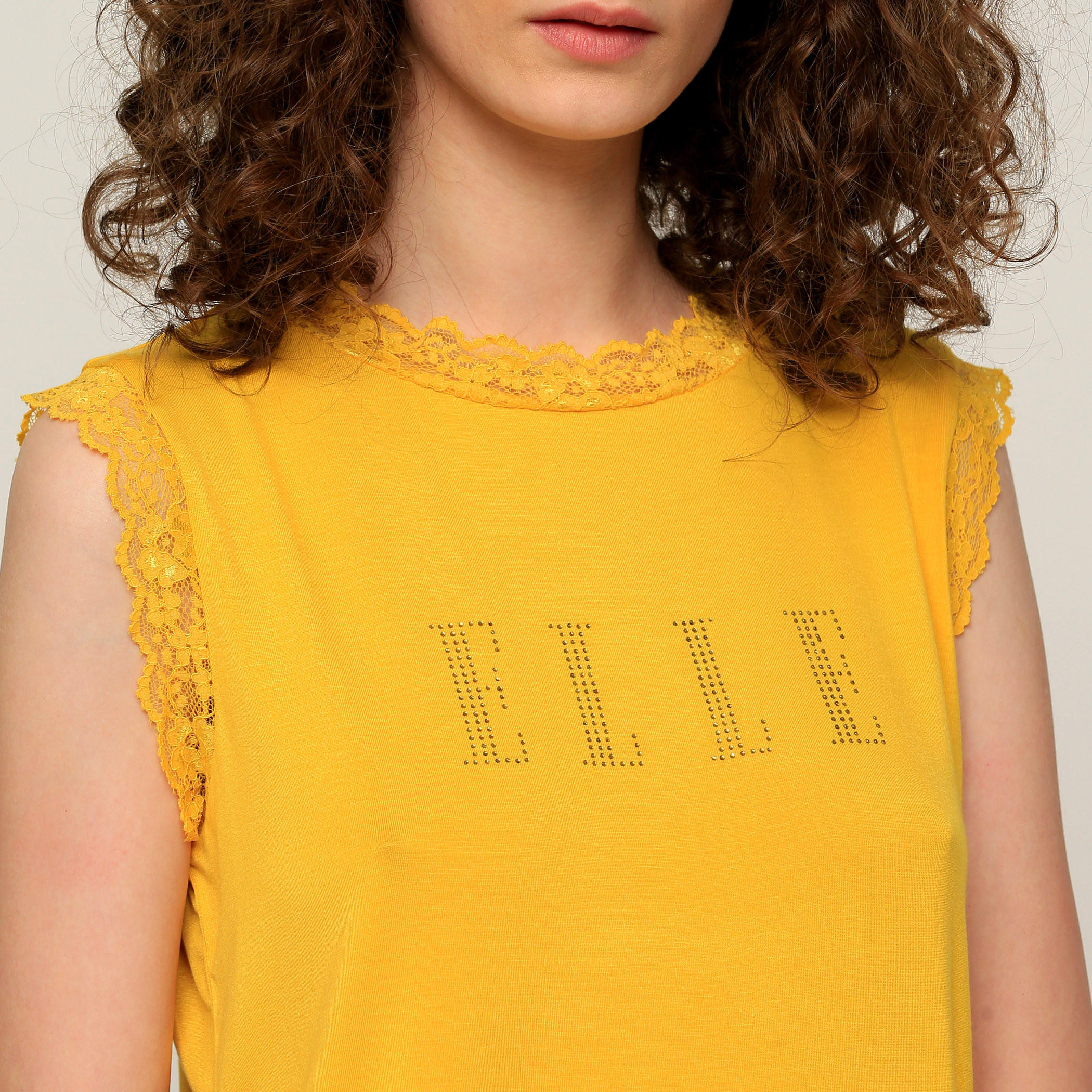 تيشيرت دون أكمام مزيّن بتفاصيل دانتيل من إيل-women-clothing-shirtsandblouses-blouses-image-4