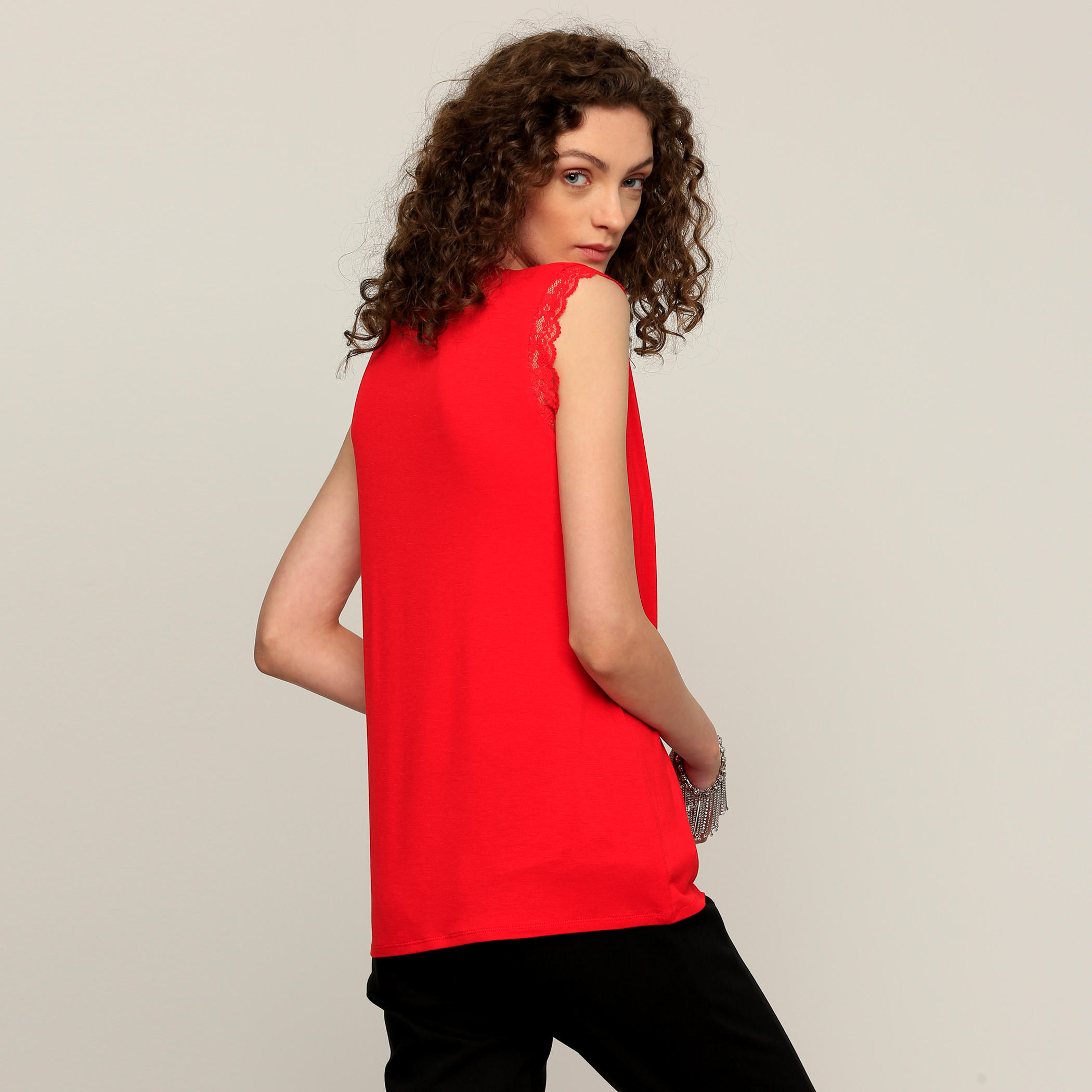 تيشيرت دون أكمام مزيّن بتفاصيل دانتيل من إيل-women-clothing-shirtsandblouses-blouses-image-7