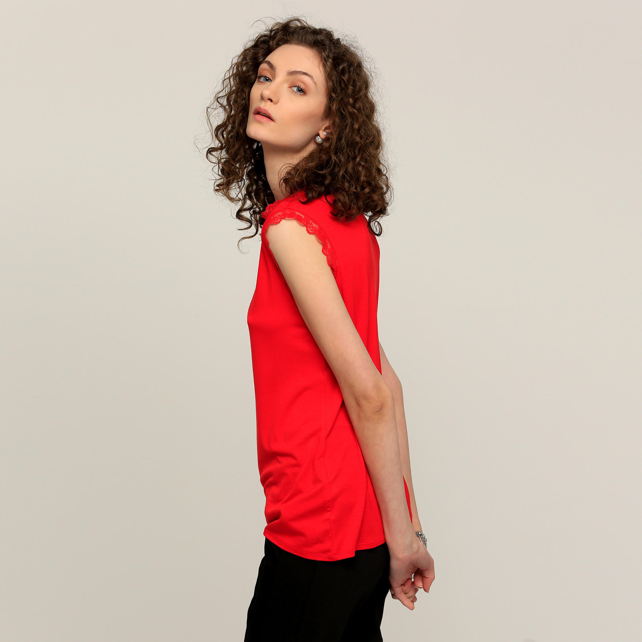 تيشيرت دون أكمام مزيّن بتفاصيل دانتيل من إيل-women-clothing-shirtsandblouses-blouses-image-8