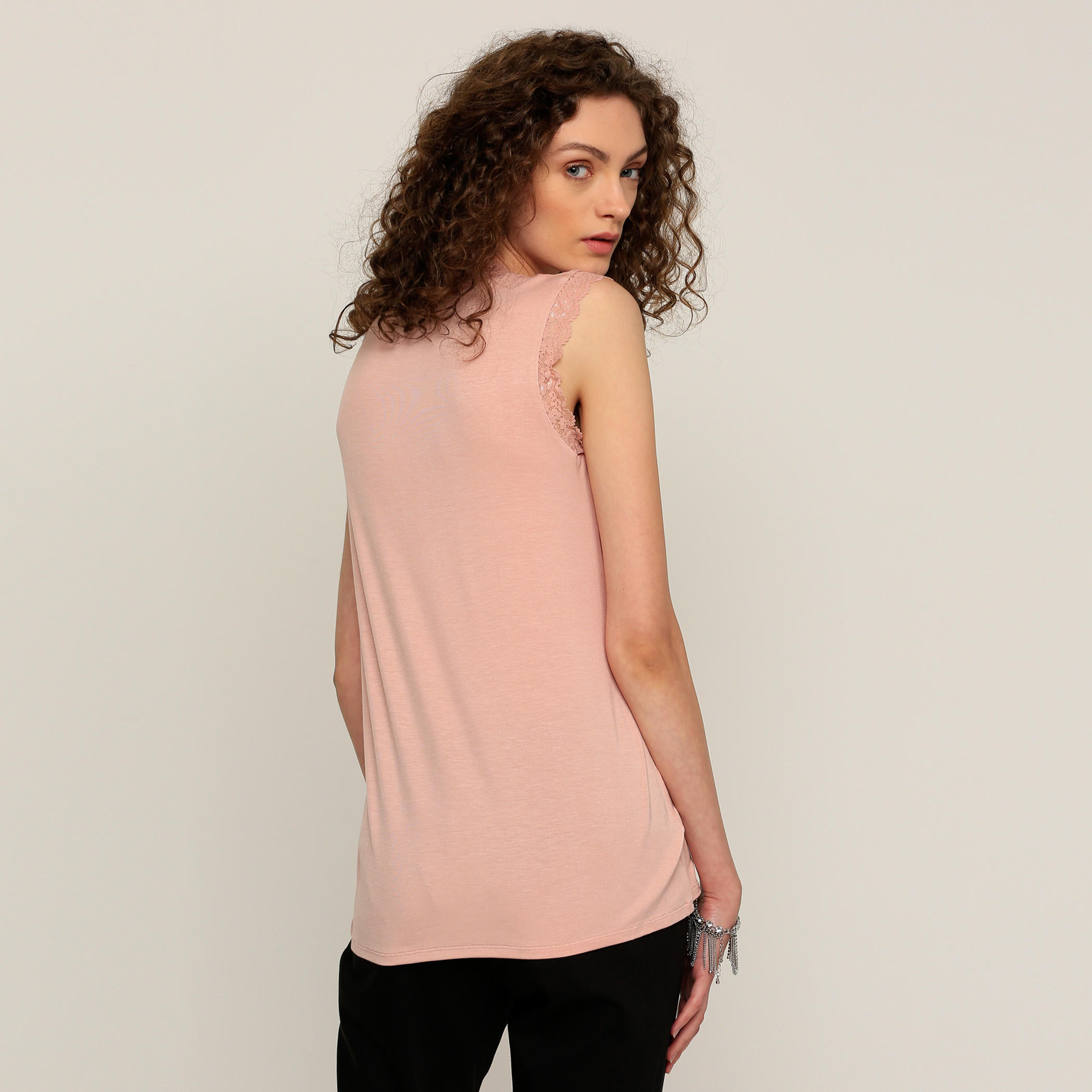 تيشيرت دون أكمام مزيّن بتفاصيل دانتيل من إيل-women-clothing-shirtsandblouses-blouses-image-12