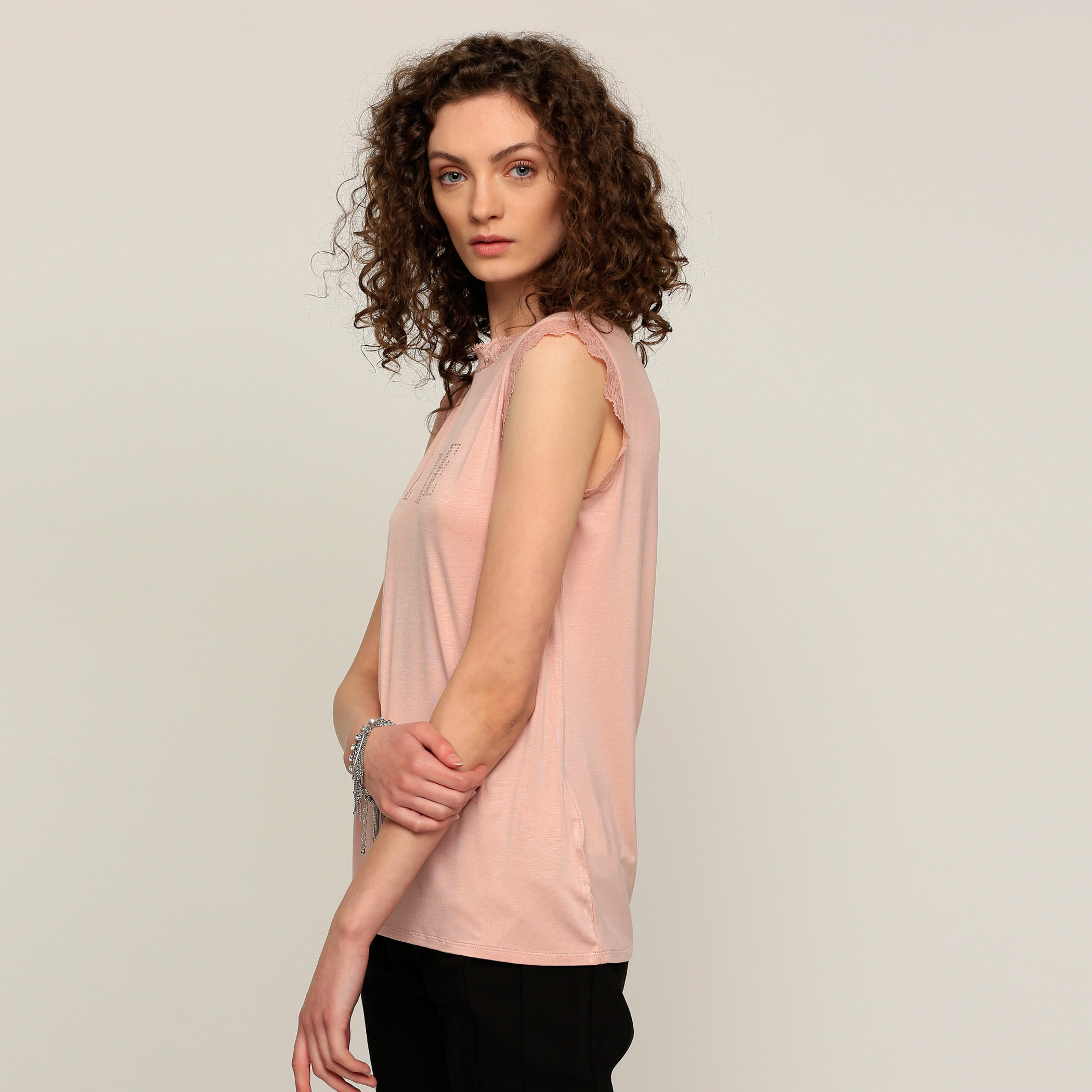 تيشيرت دون أكمام مزيّن بتفاصيل دانتيل من إيل-women-clothing-shirtsandblouses-blouses-image-13