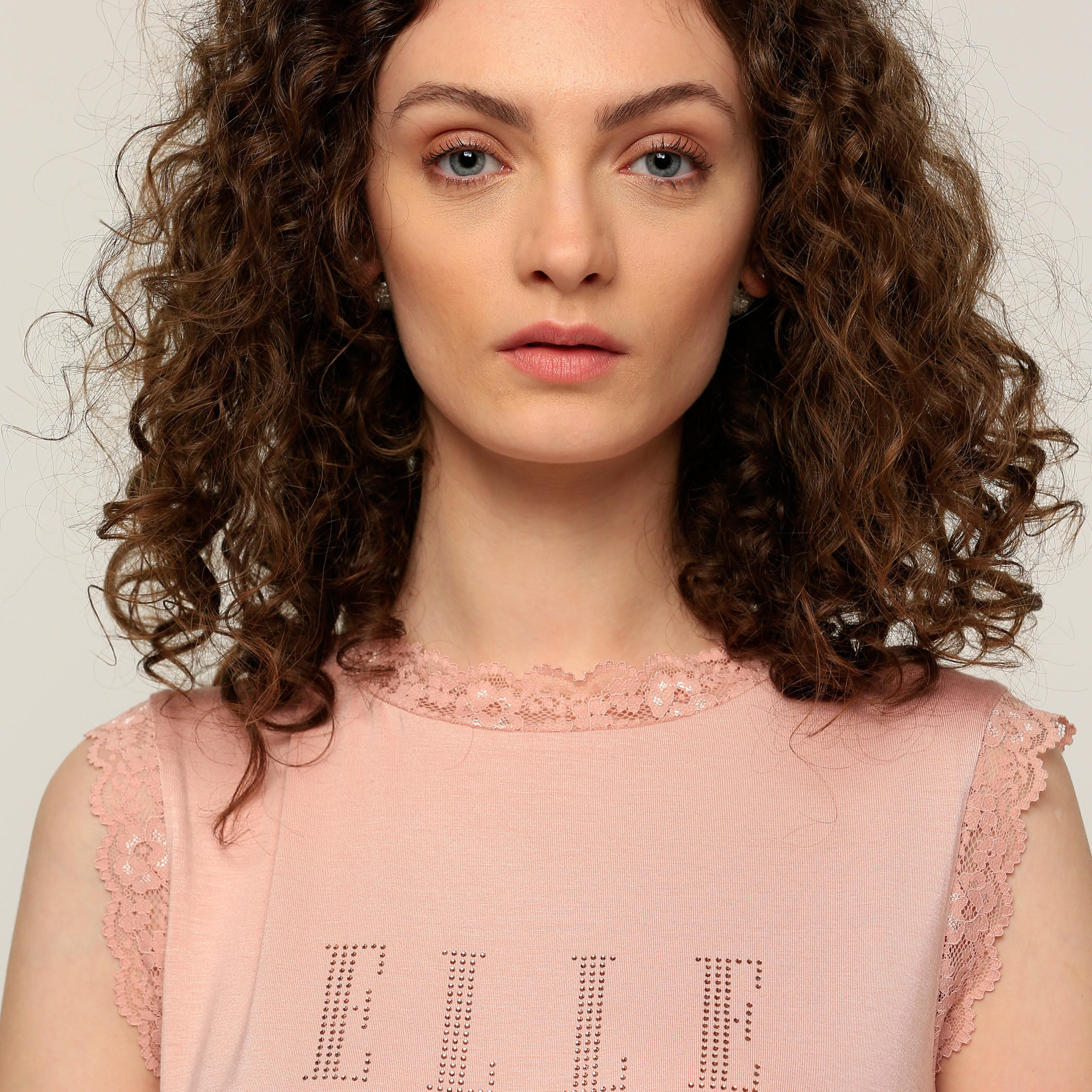 تيشيرت دون أكمام مزيّن بتفاصيل دانتيل من إيل-women-clothing-shirtsandblouses-blouses-image-14