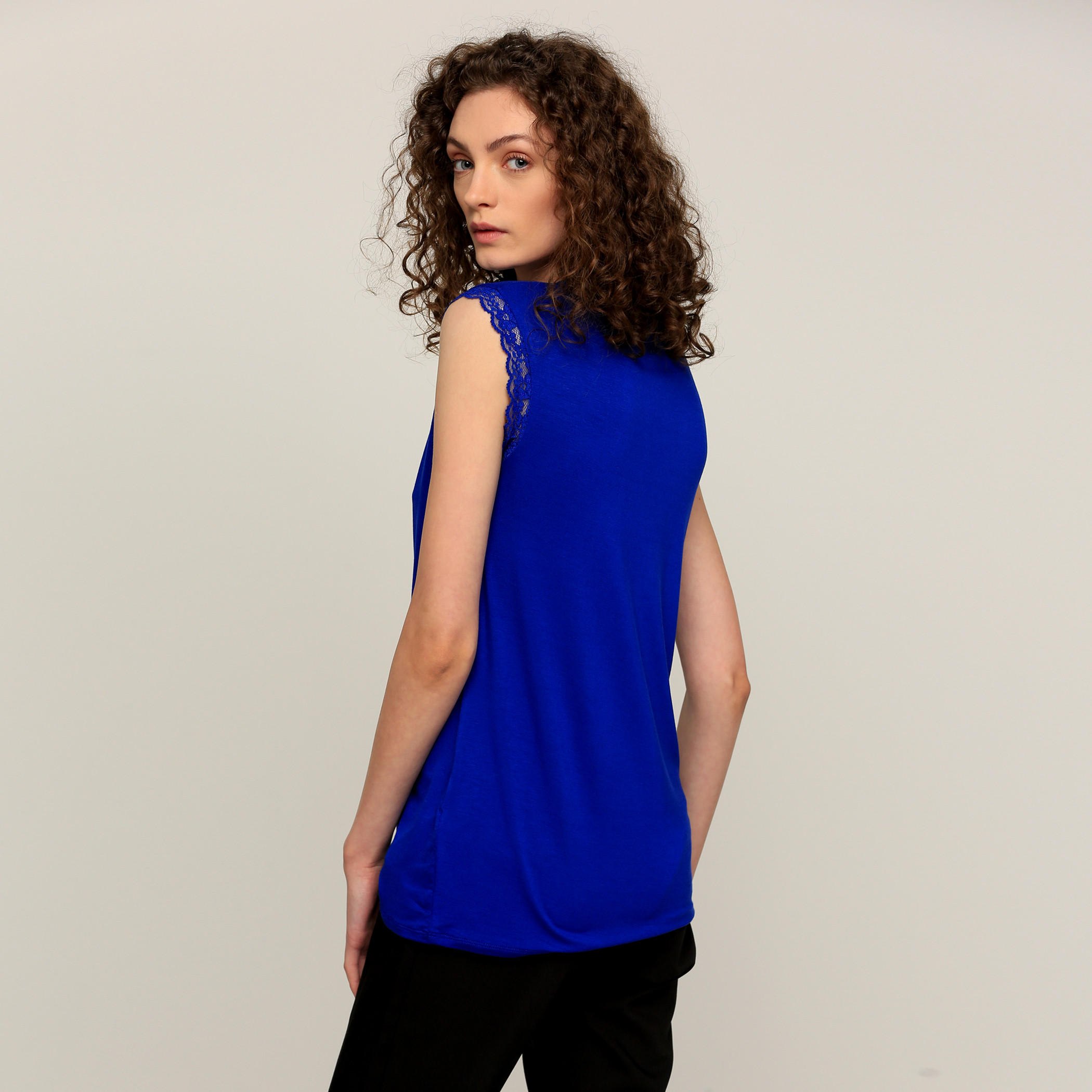تيشيرت دون أكمام مزيّن بتفاصيل دانتيل من إيل-women-clothing-shirtsandblouses-blouses-image-17