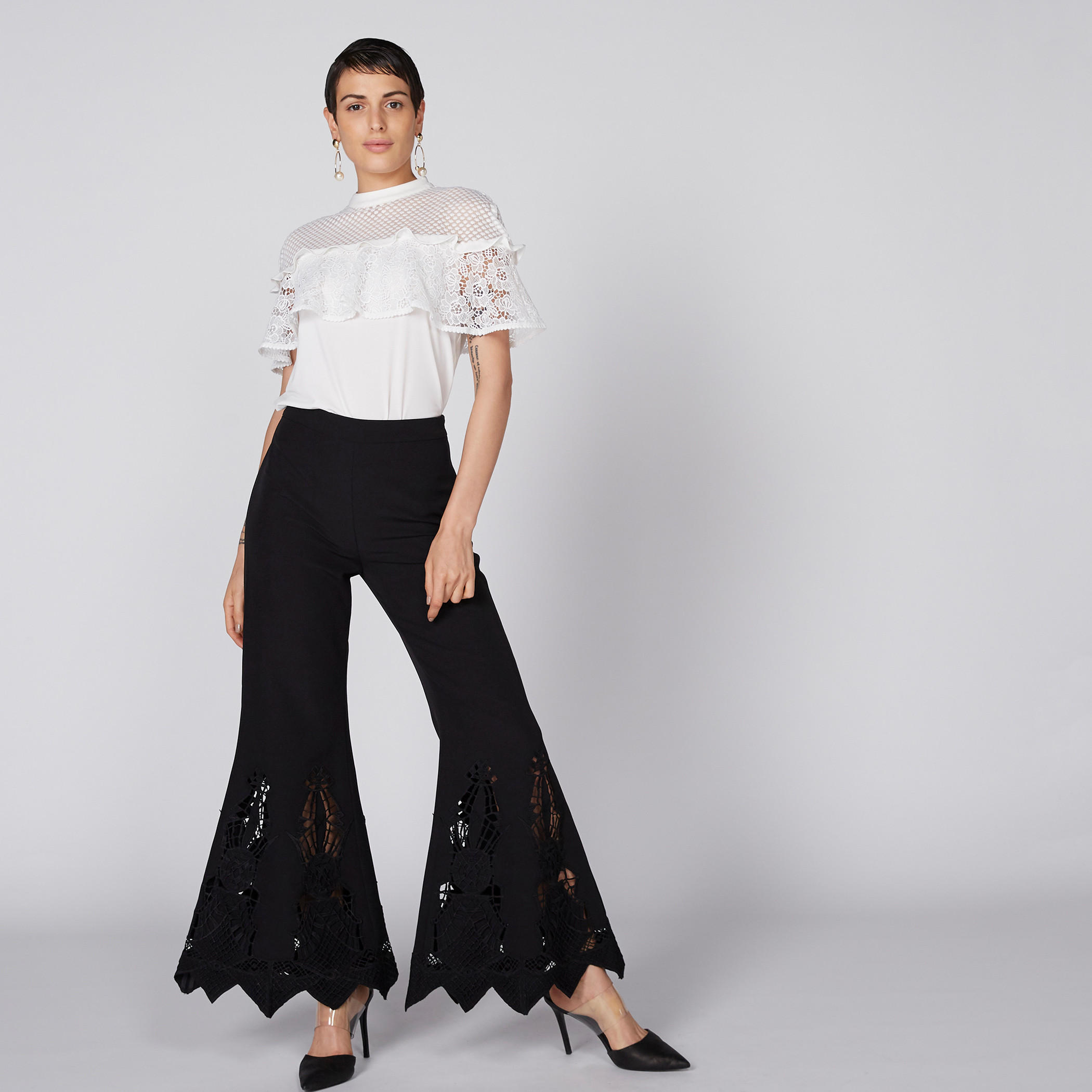 بلوزة بياقة عالية وأكمام قصيرة وتفاصيل دانتيل من إيل-women-clothing-shirtsandblouses-blouses-image-1