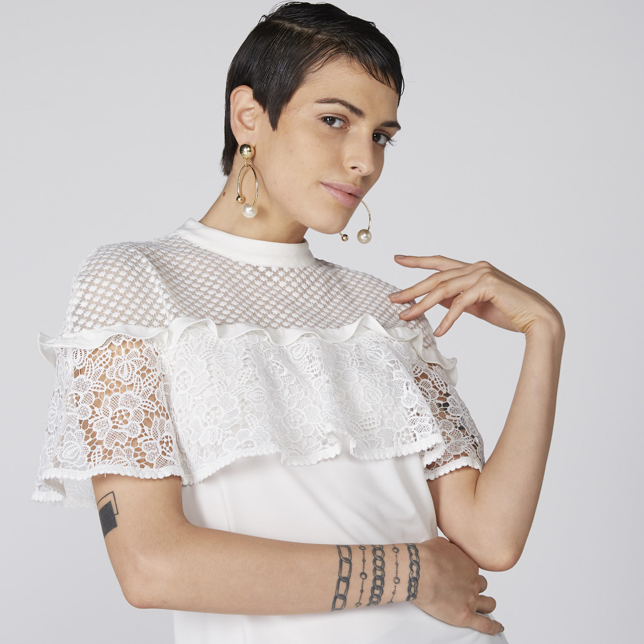 بلوزة بياقة عالية وأكمام قصيرة وتفاصيل دانتيل من إيل-women-clothing-shirtsandblouses-blouses-image-2