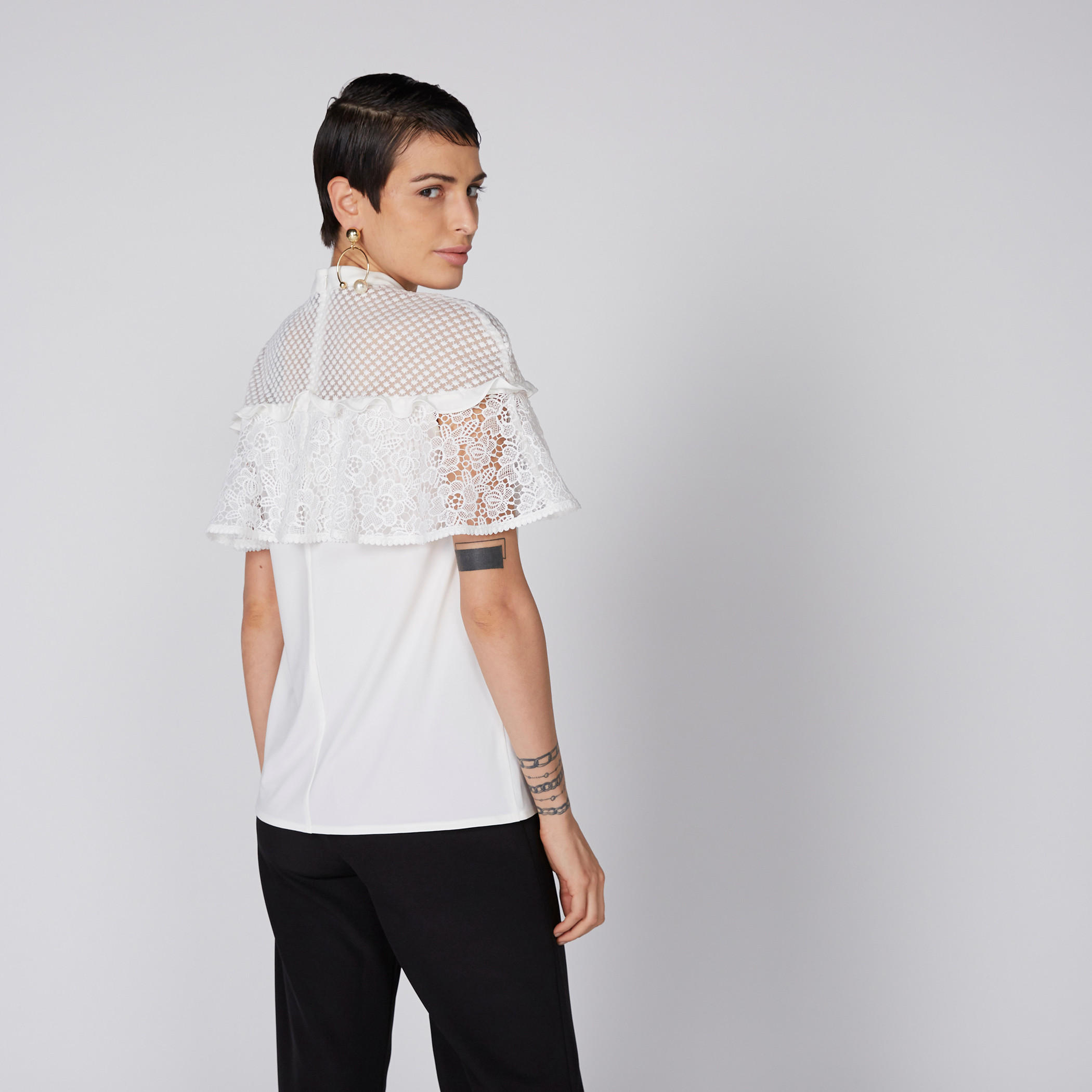 بلوزة بياقة عالية وأكمام قصيرة وتفاصيل دانتيل من إيل-women-clothing-shirtsandblouses-blouses-image-4