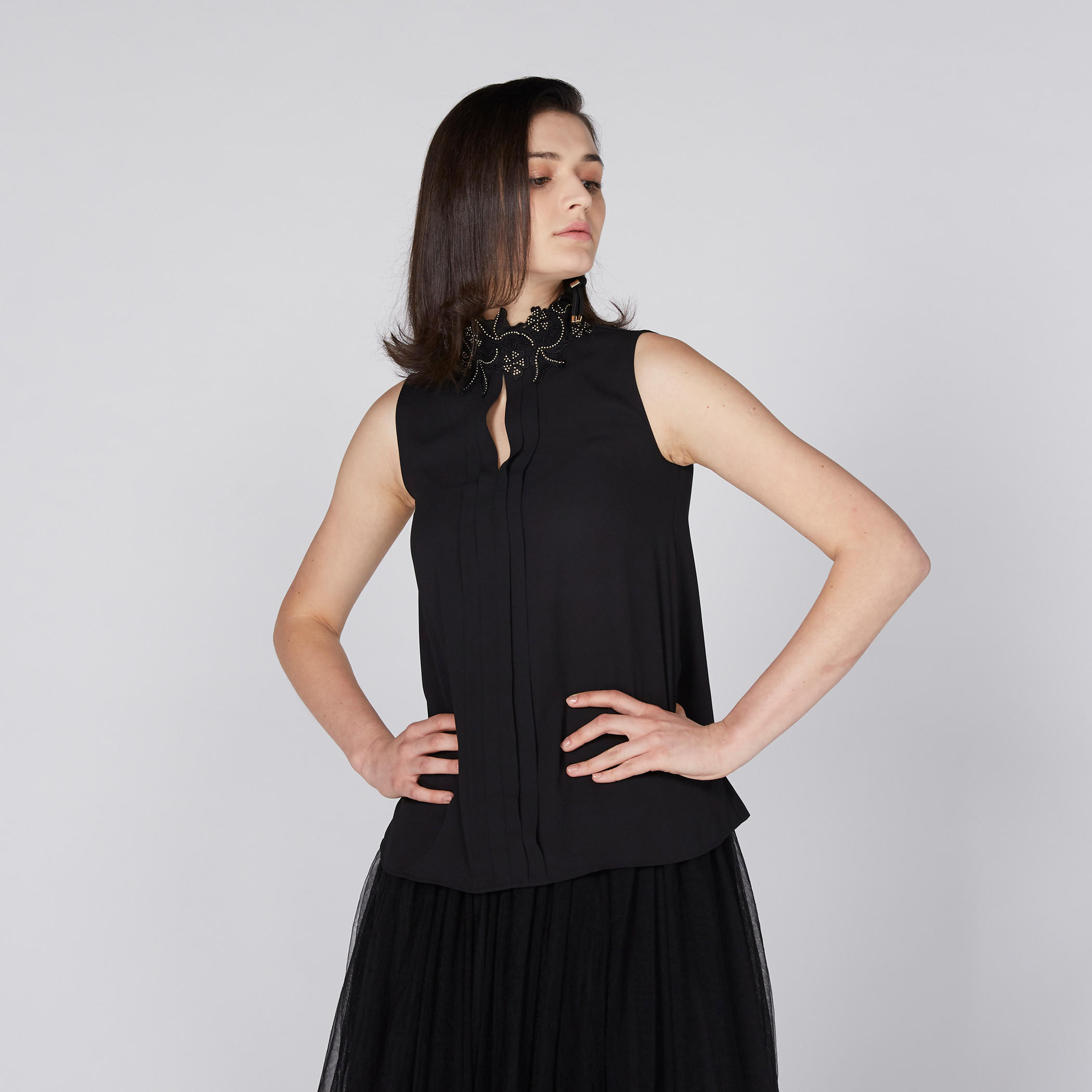 بلوزة دون أكمام مزيّنة بتفاصيل دانتيل من إيل-women-clothing-shirtsandblouses-blouses-image-1