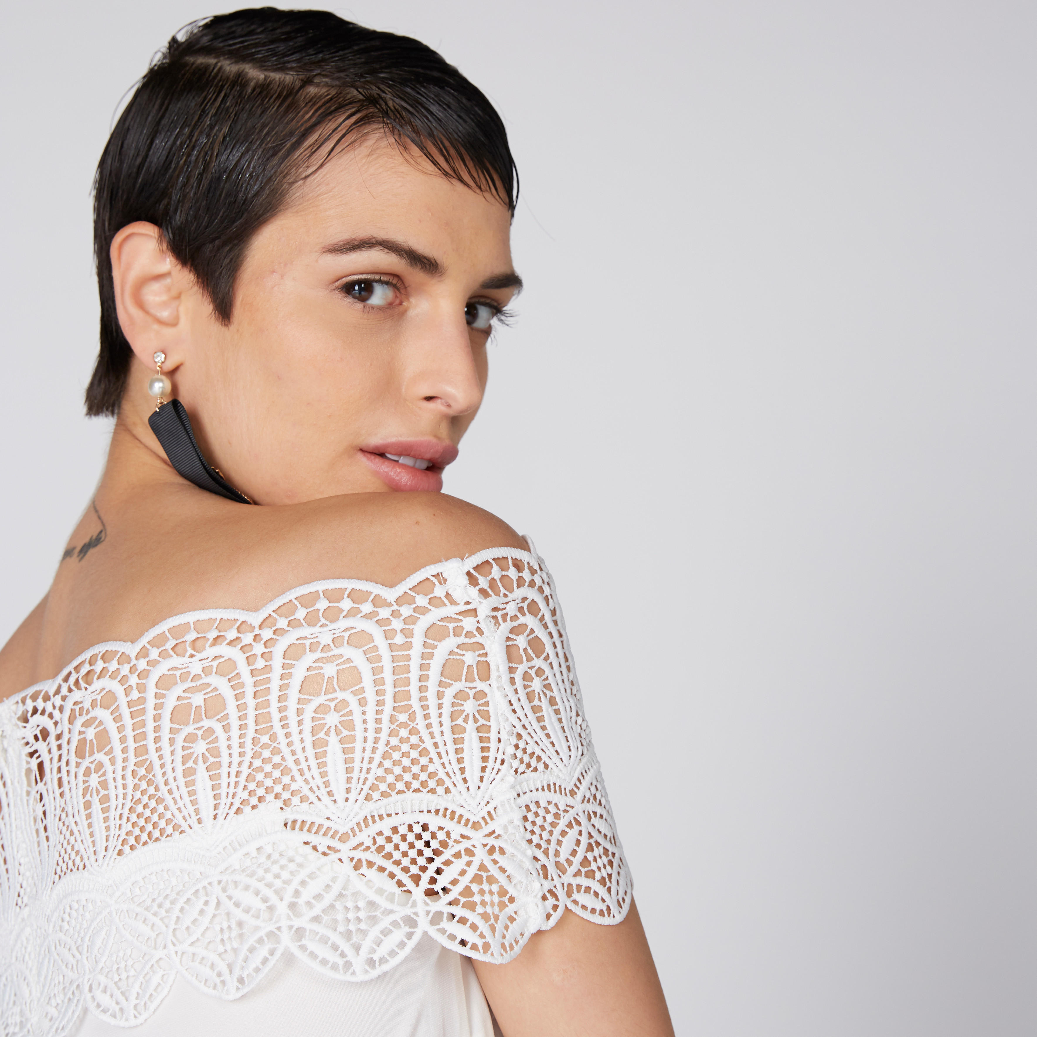 بلوزة مكشوفة الأكتاف بتفاصيل دانتيل من إيل-women-clothing-shirtsandblouses-blouses-image-1