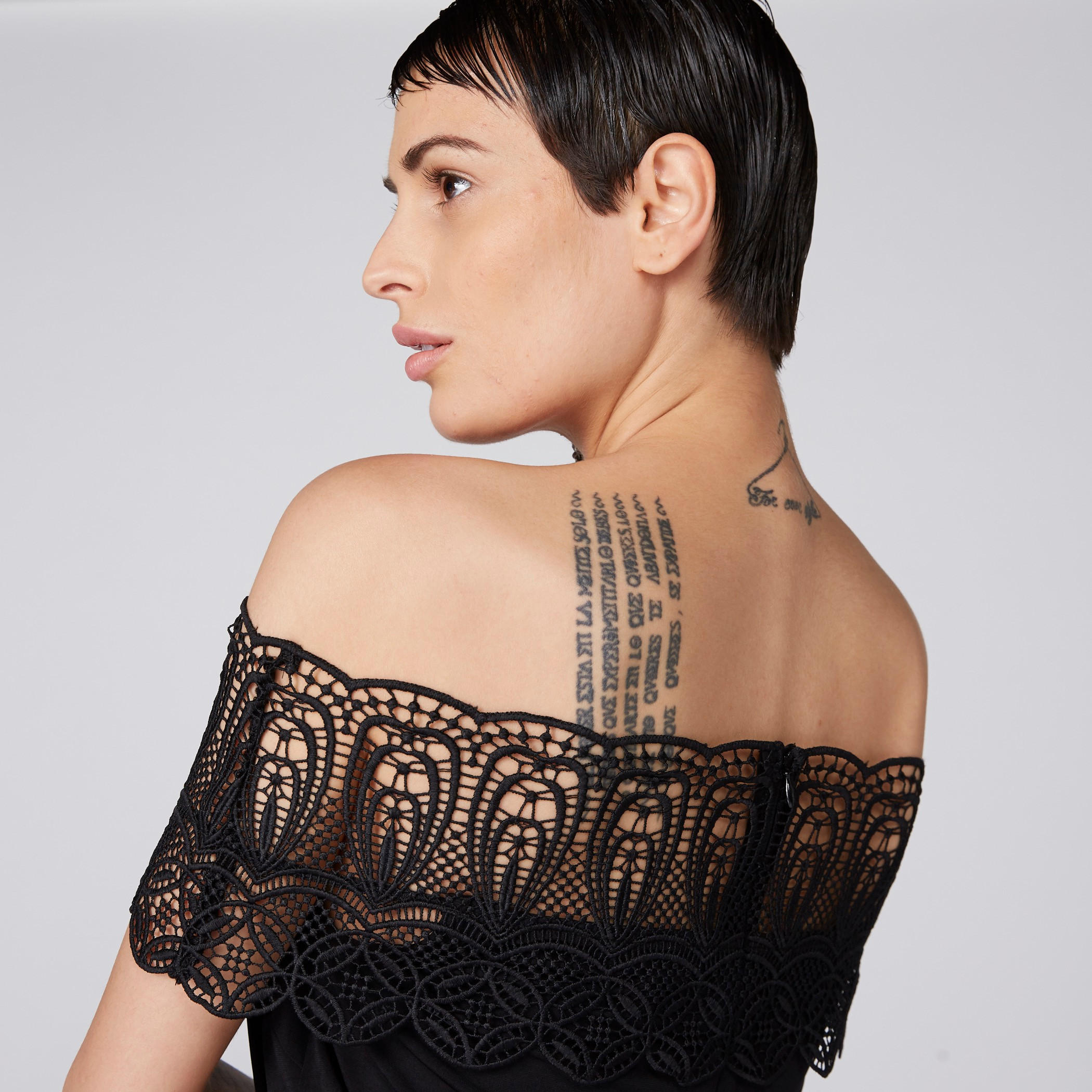 بلوزة مكشوفة الأكتاف بتفاصيل دانتيل من إيل-women-clothing-shirtsandblouses-blouses-image-1