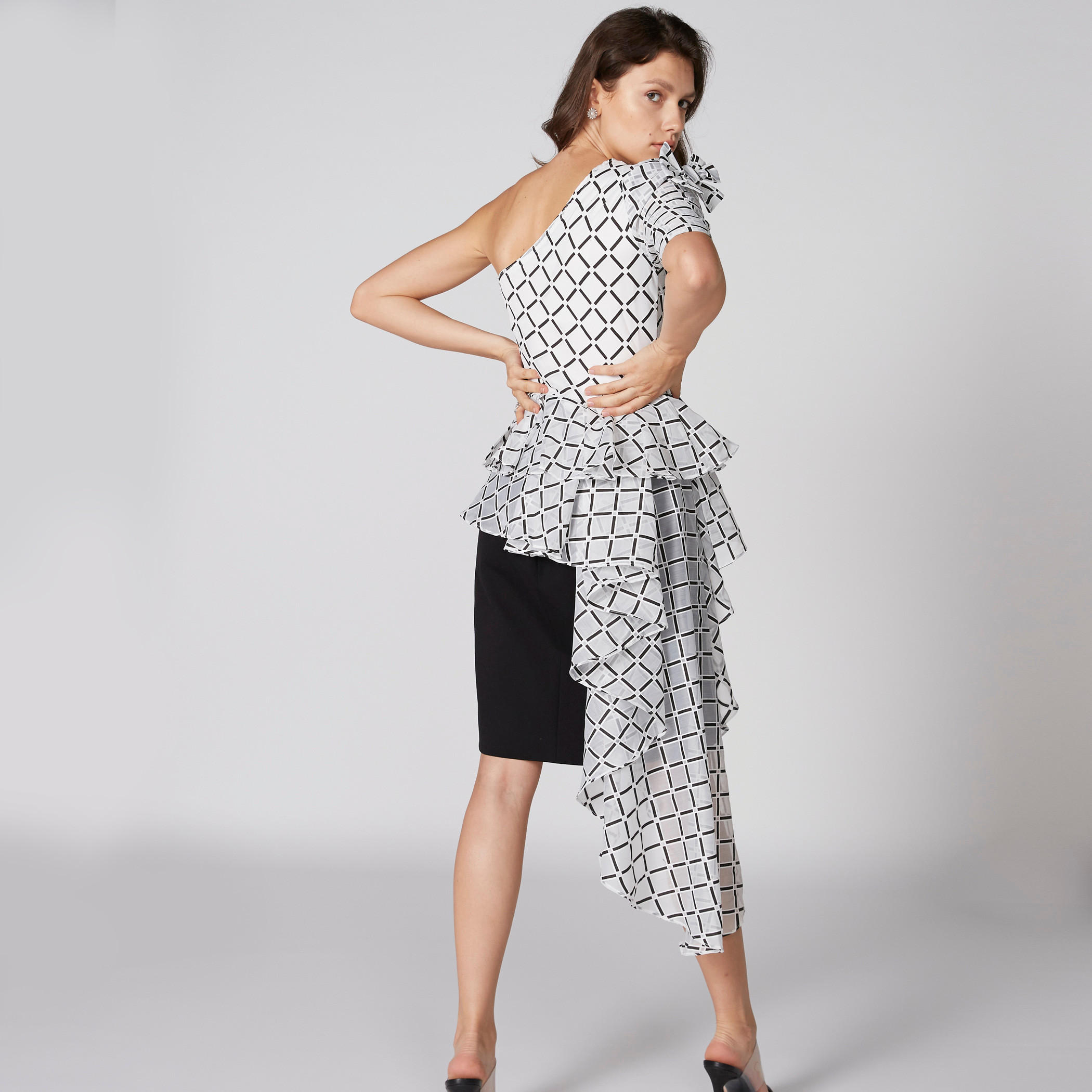 بلوزة بكشكش على الخصر وكتف واحد وفيونكة وتفاصيل كشكش وطبعات من إيل-women-clothing-shirtsandblouses-blouses-image-2
