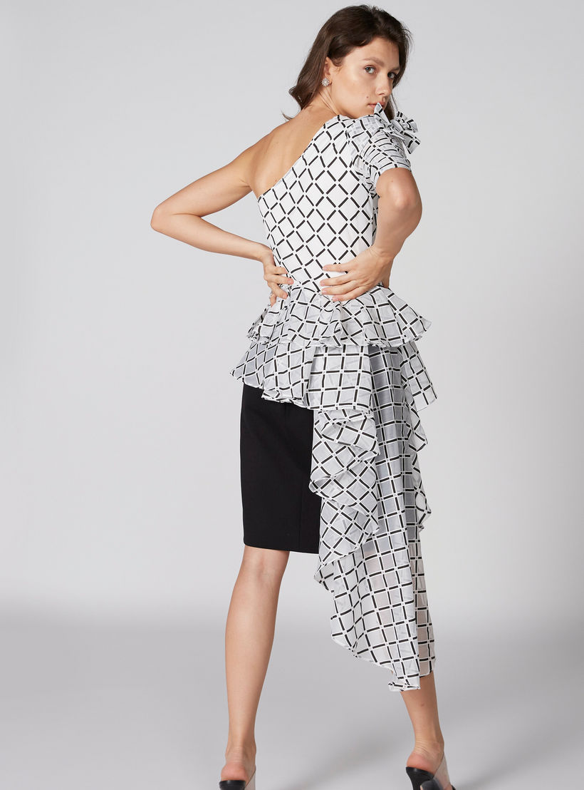 بلوزة بكشكش على الخصر وكتف واحد وفيونكة وتفاصيل كشكش وطبعات من إيل-women-clothing-shirtsandblouses-blouses-image-2