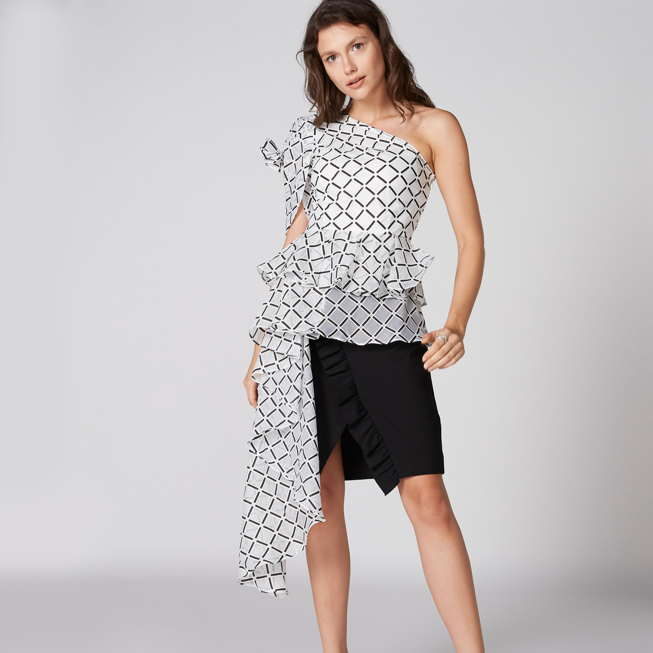 بلوزة بكشكش على الخصر وكتف واحد وفيونكة وتفاصيل كشكش وطبعات من إيل-women-clothing-shirtsandblouses-blouses-image-3