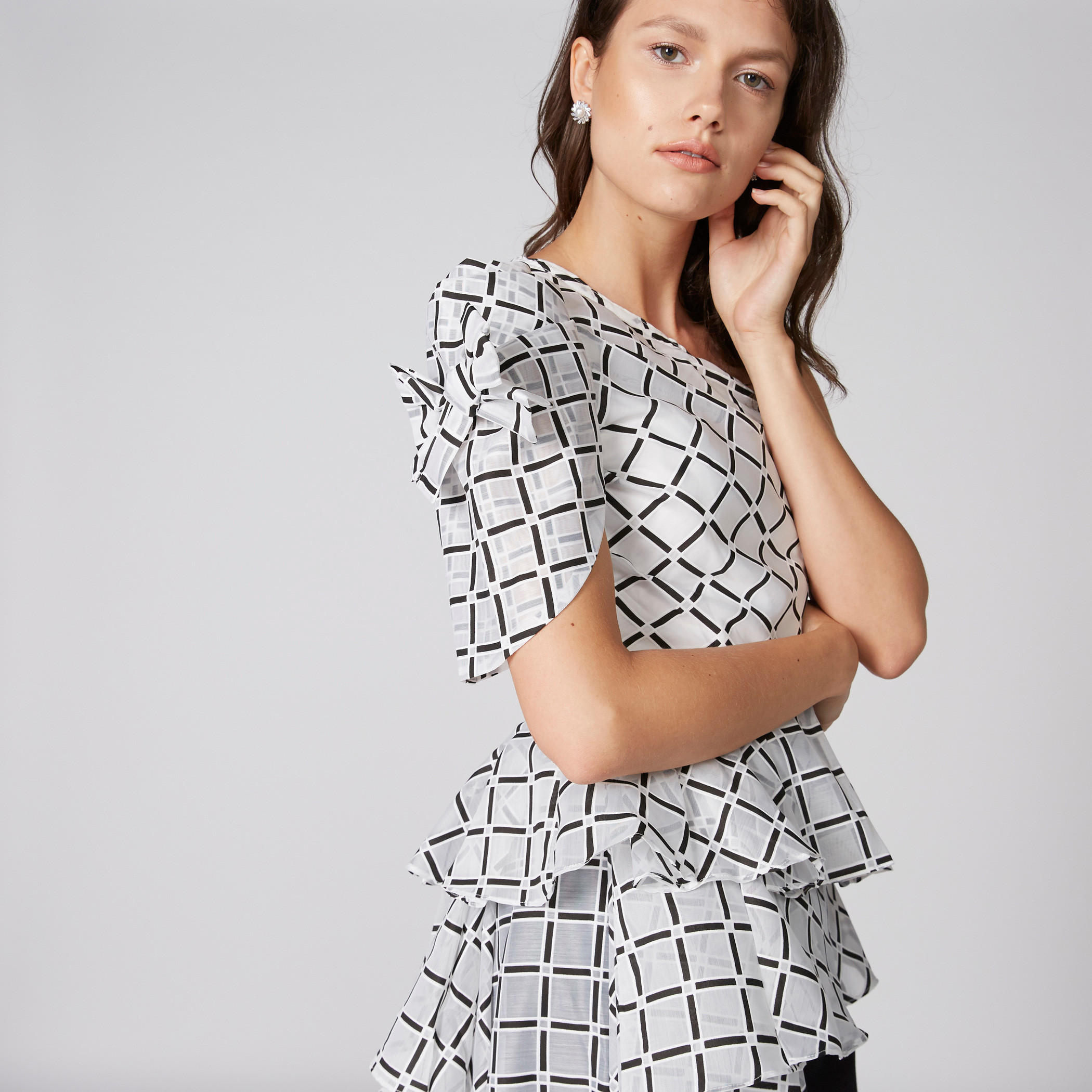 بلوزة بكشكش على الخصر وكتف واحد وفيونكة وتفاصيل كشكش وطبعات من إيل-women-clothing-shirtsandblouses-blouses-image-4