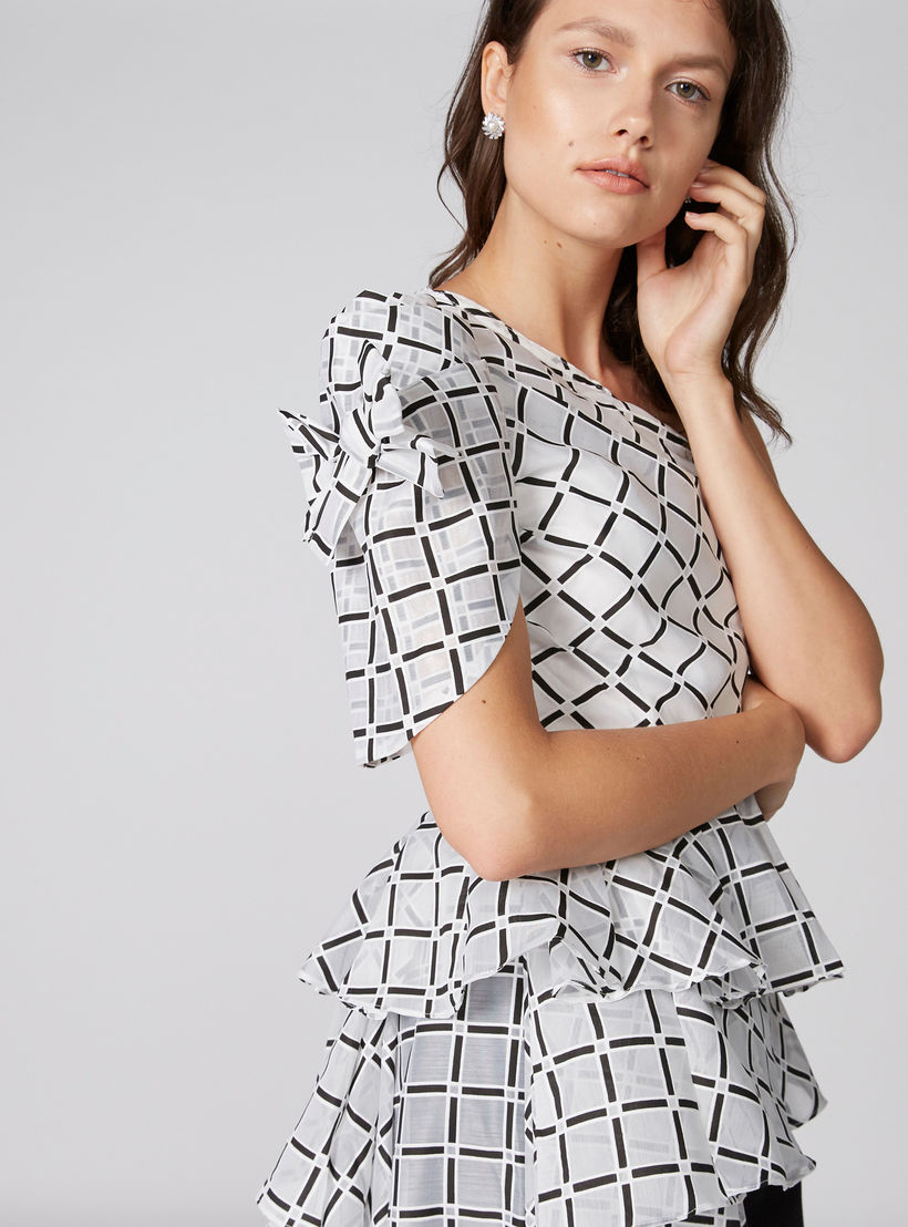 بلوزة بكشكش على الخصر وكتف واحد وفيونكة وتفاصيل كشكش وطبعات من إيل-women-clothing-shirtsandblouses-blouses-image-4