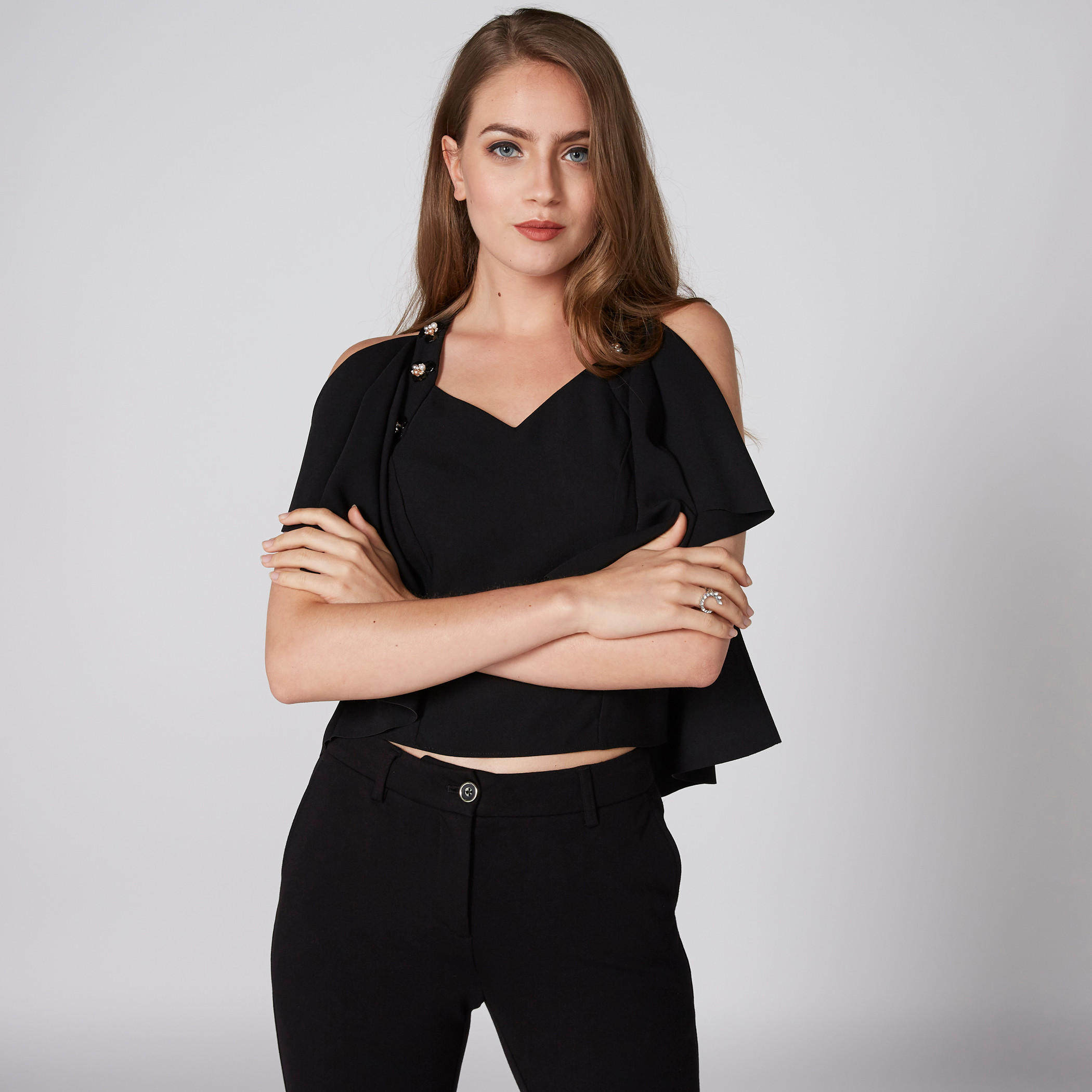 بلوزة مزينة بياقة V وحمالة متقاطعة من إيل-women-clothing-shirtsandblouses-blouses-image-1