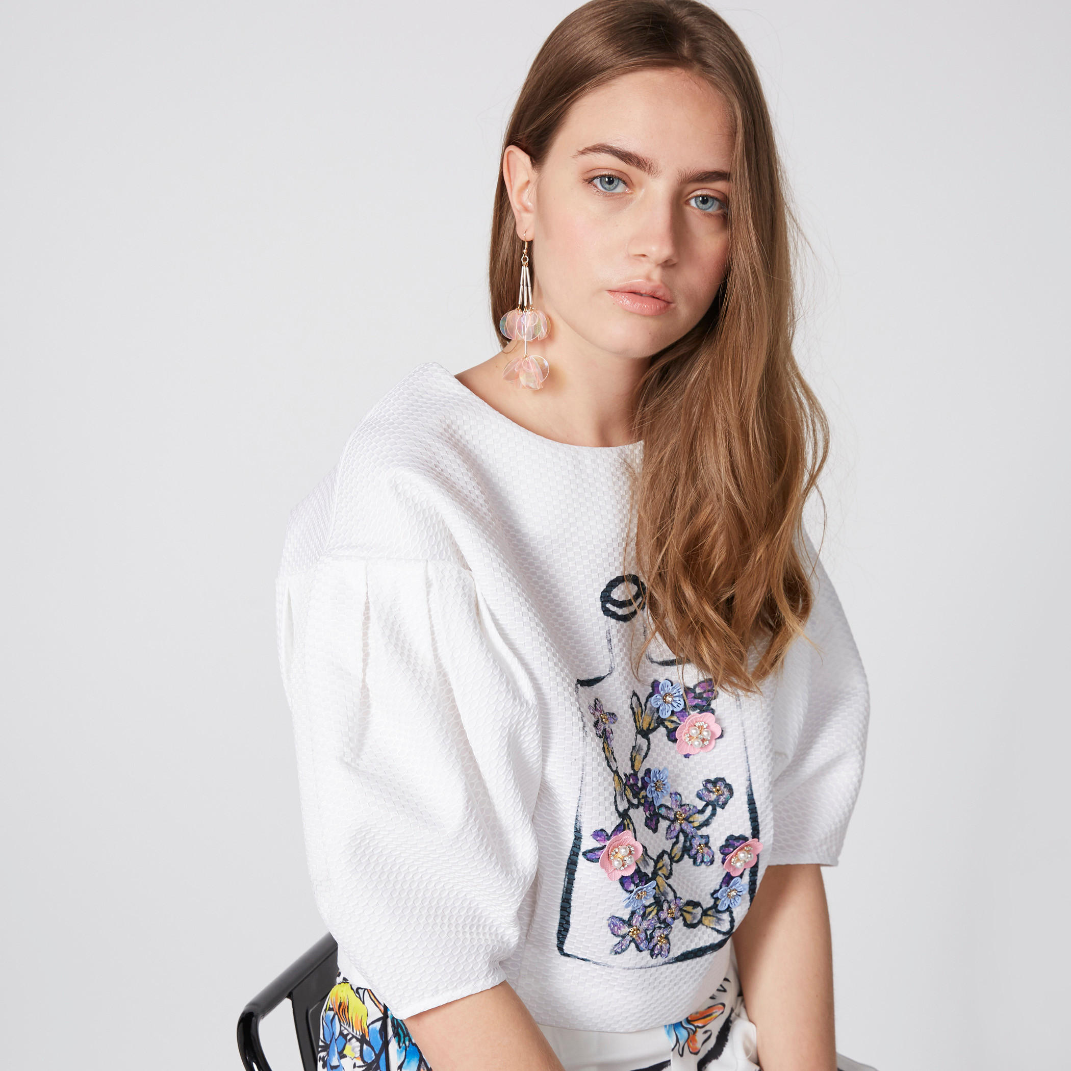 بلوزة قصيرة بياقة مستديرة وأكمام منفوخة بطبعات من إيل-women-clothing-shirtsandblouses-blouses-image-1