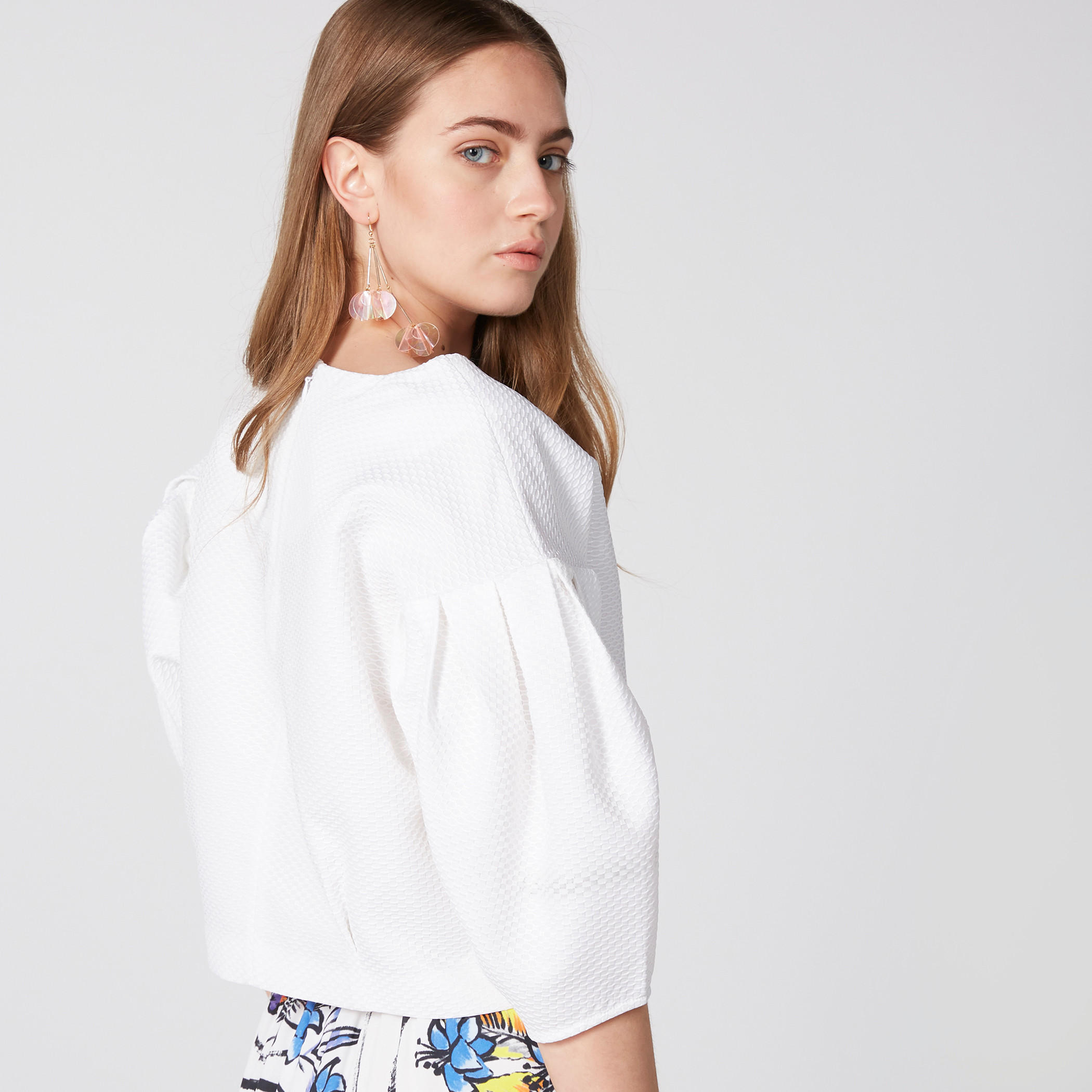 بلوزة قصيرة بياقة مستديرة وأكمام منفوخة بطبعات من إيل-women-clothing-shirtsandblouses-blouses-image-3