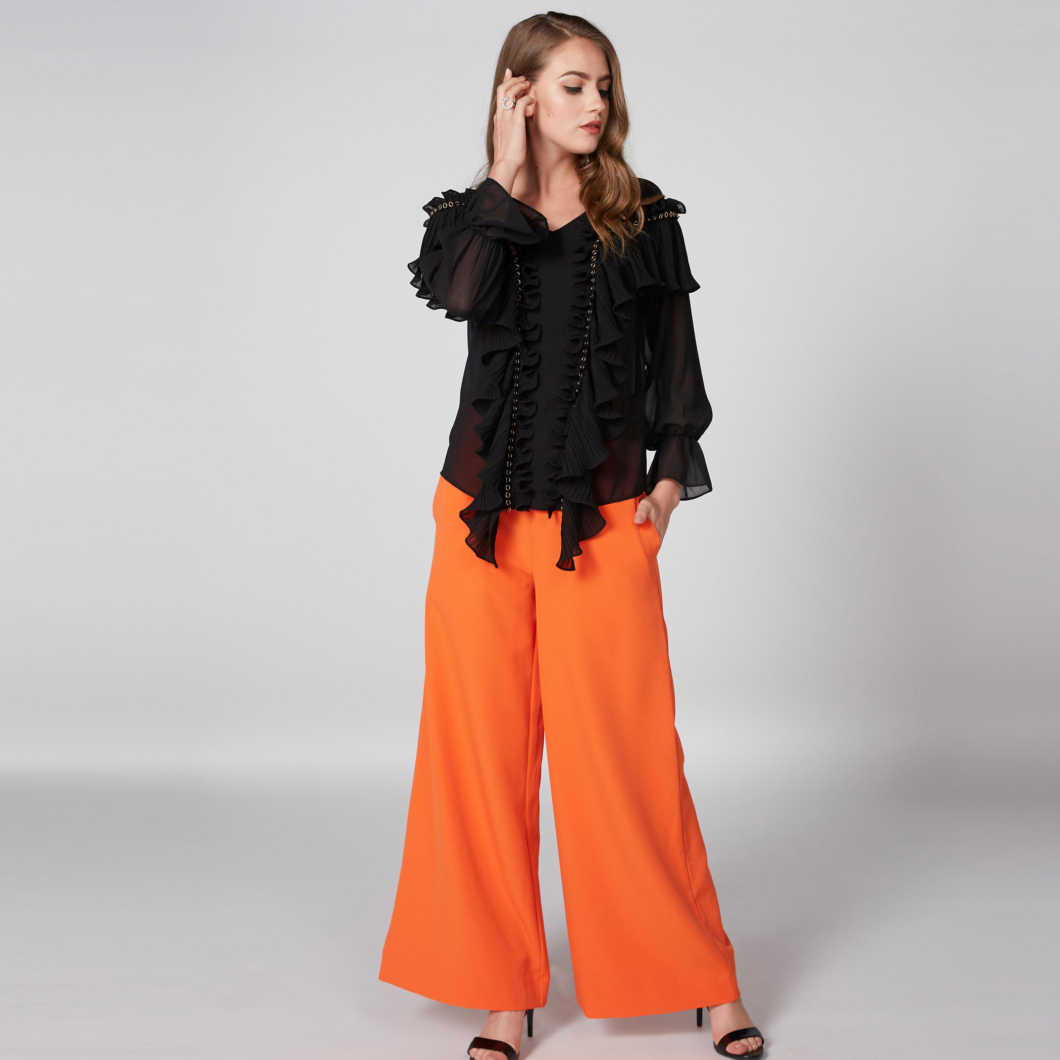 بلوزة بياقة V وأكمام طويلة وتفاصيل كشكش من إيل-women-clothing-shirtsandblouses-blouses-image-1