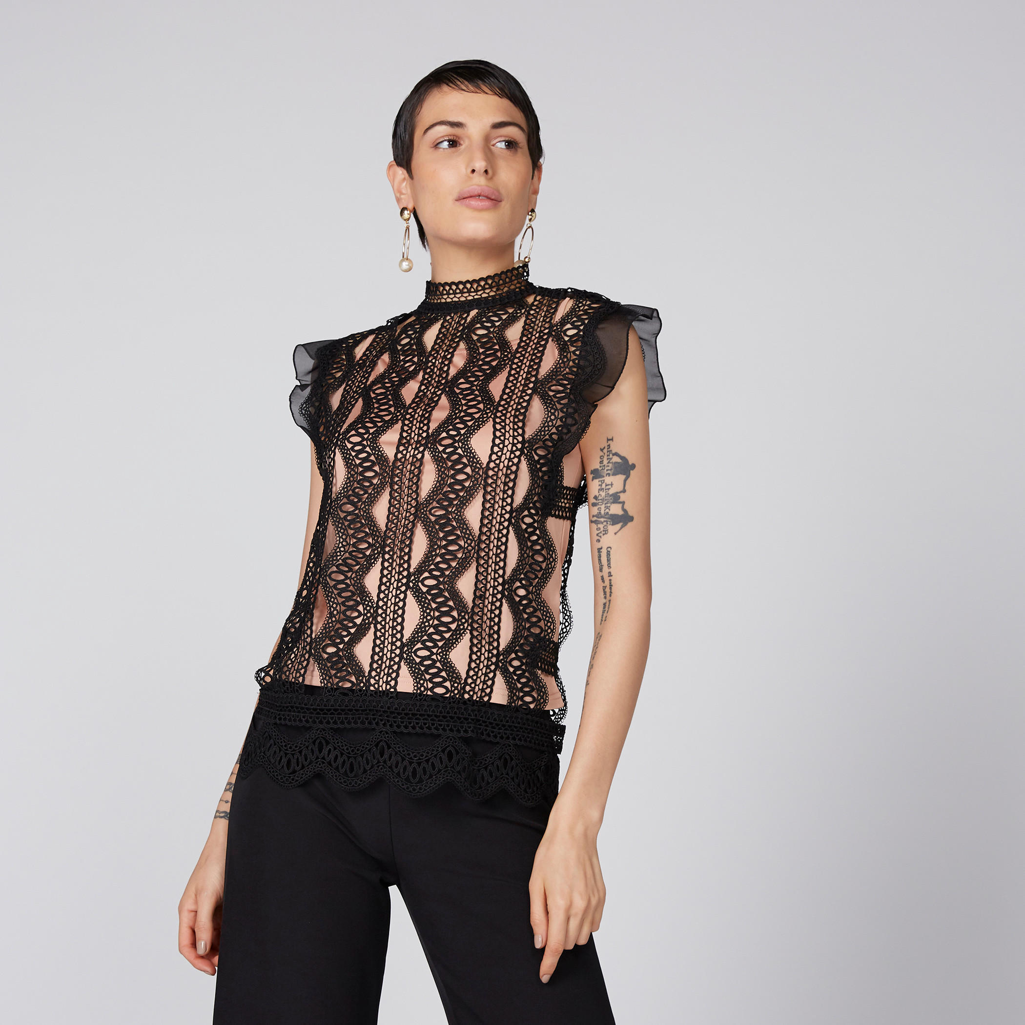 بلوزة متعددة الطبقات بزر إغلاق وتفاصيل دانتيل-women-clothing-shirtsandblouses-blouses-image-2