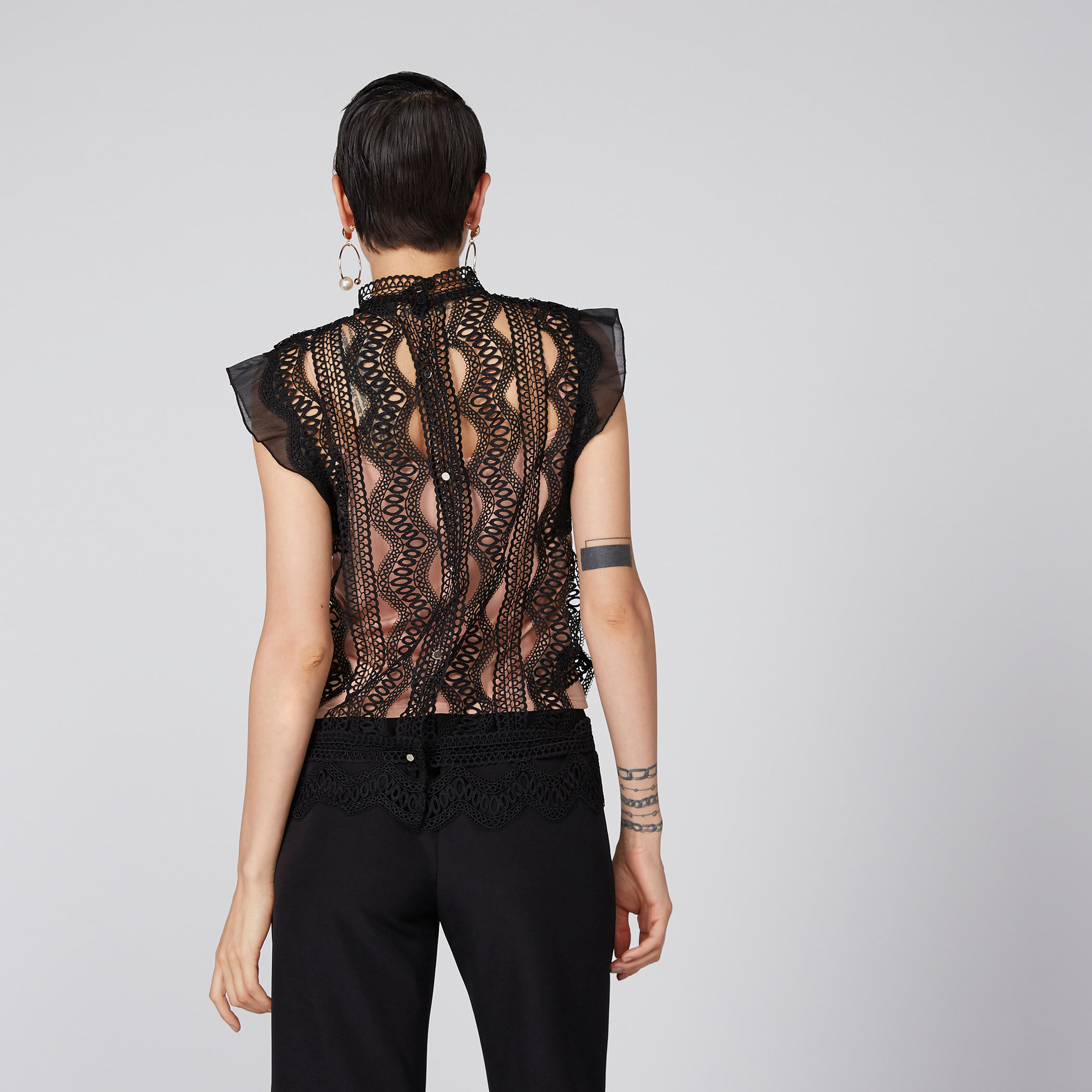 بلوزة متعددة الطبقات بزر إغلاق وتفاصيل دانتيل-women-clothing-shirtsandblouses-blouses-image-3