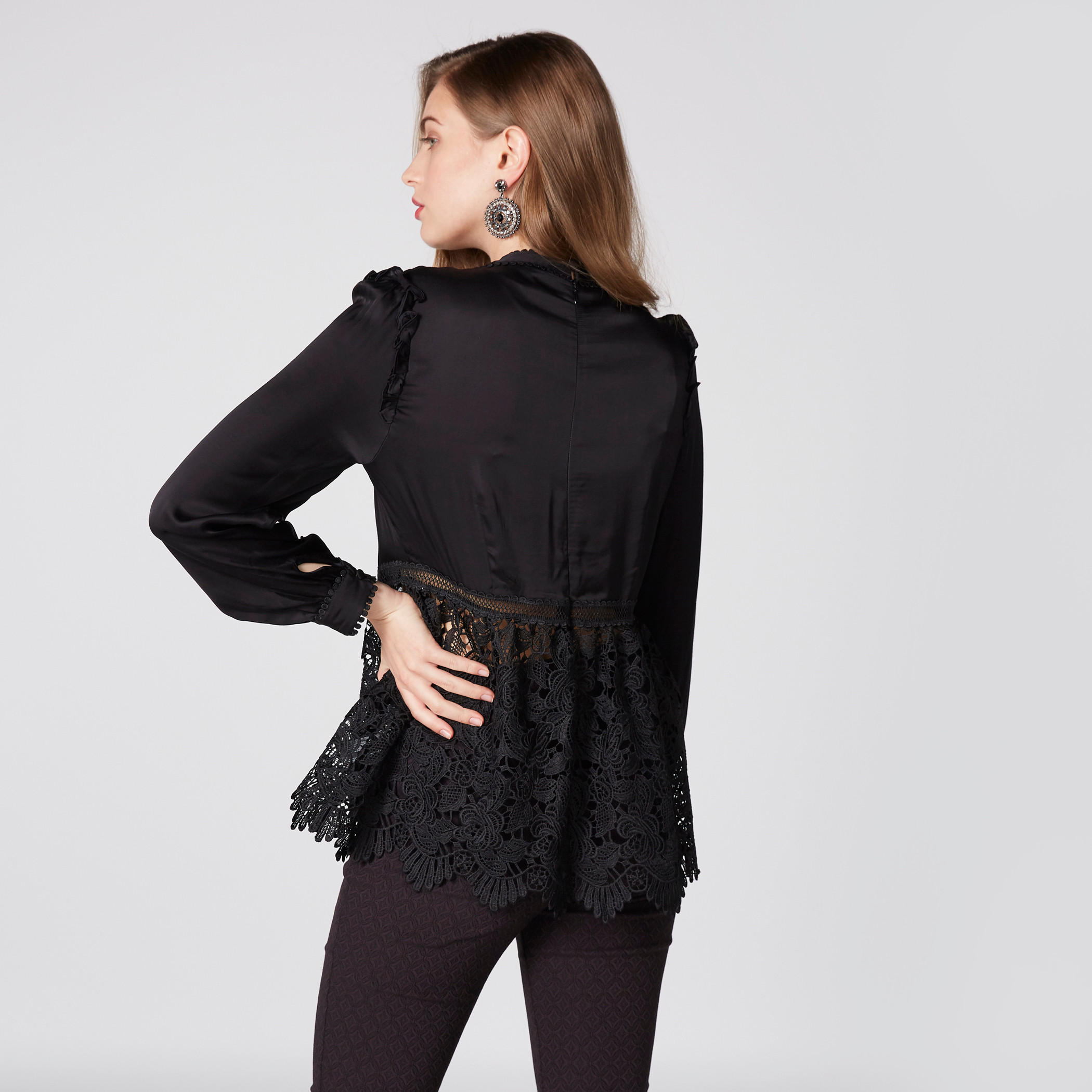 بلوزة بياقة مستديرة وأكمام طويلة وتفاصيل دانتيل من إيل-women-clothing-shirtsandblouses-blouses-image-4
