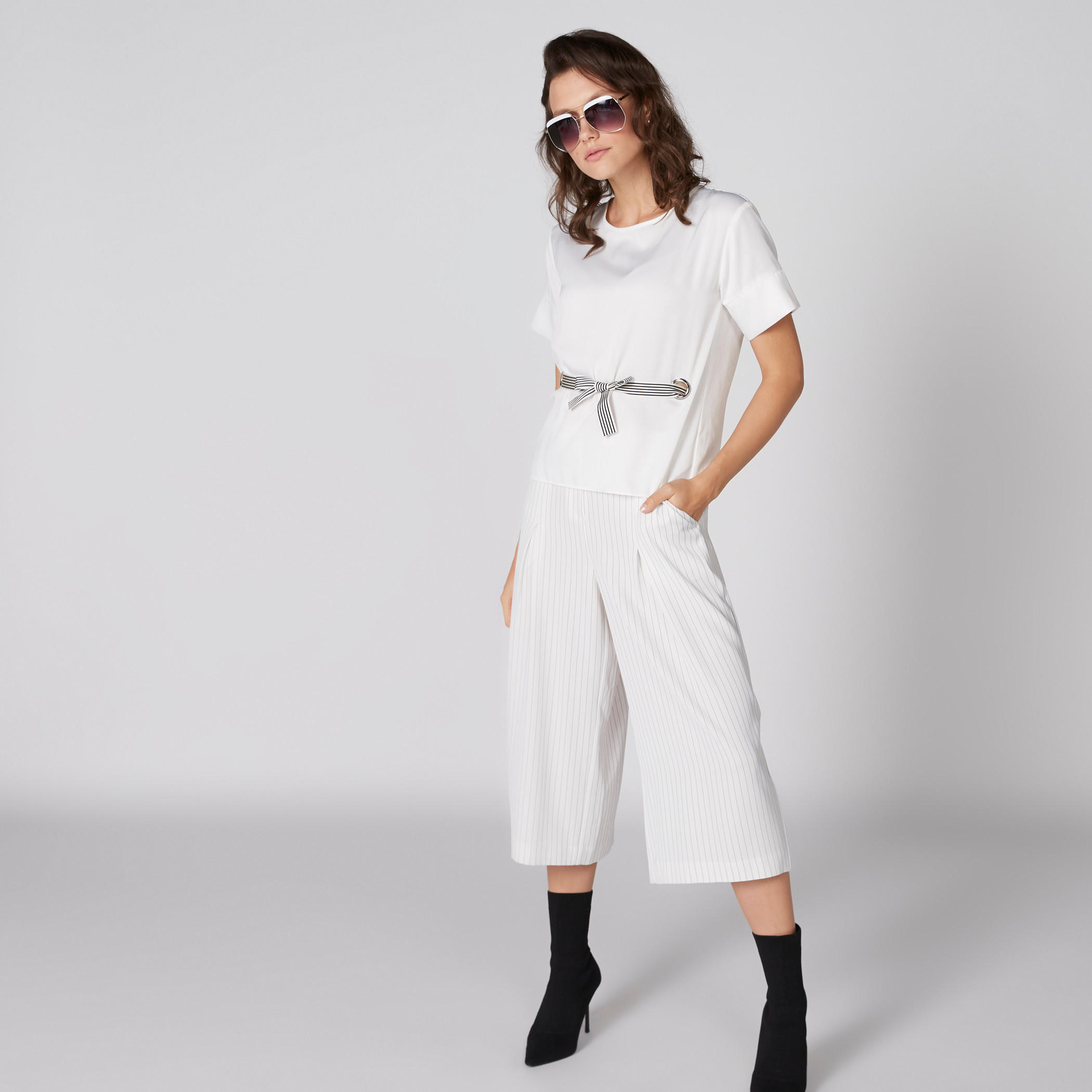 بلوزة بياقة مستديرة ورباط وأكمام قصيرة من إيل-women-clothing-shirtsandblouses-blouses-image-1