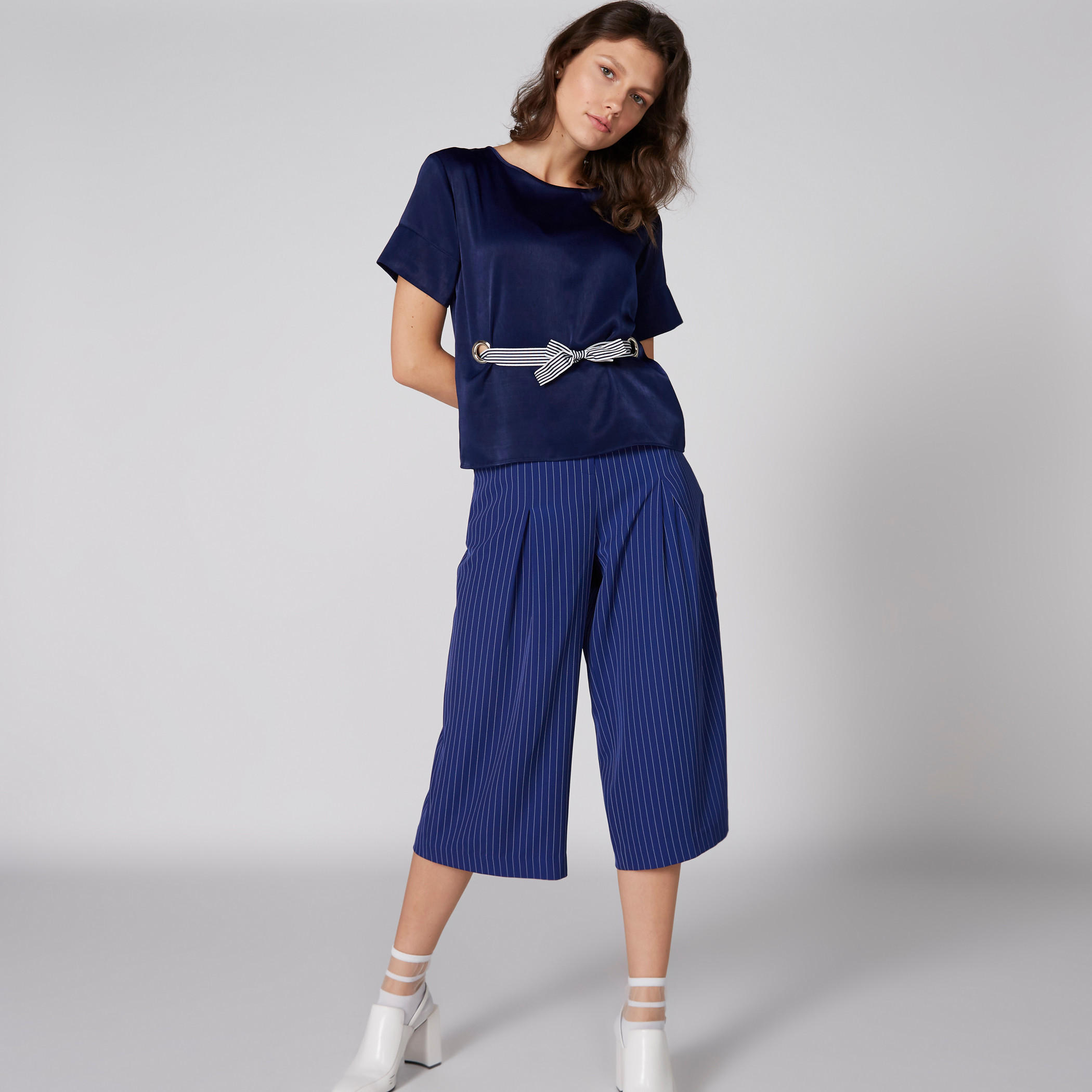 بلوزة بياقة مستديرة ورباط وأكمام قصيرة من إيل-women-clothing-shirtsandblouses-blouses-image-1