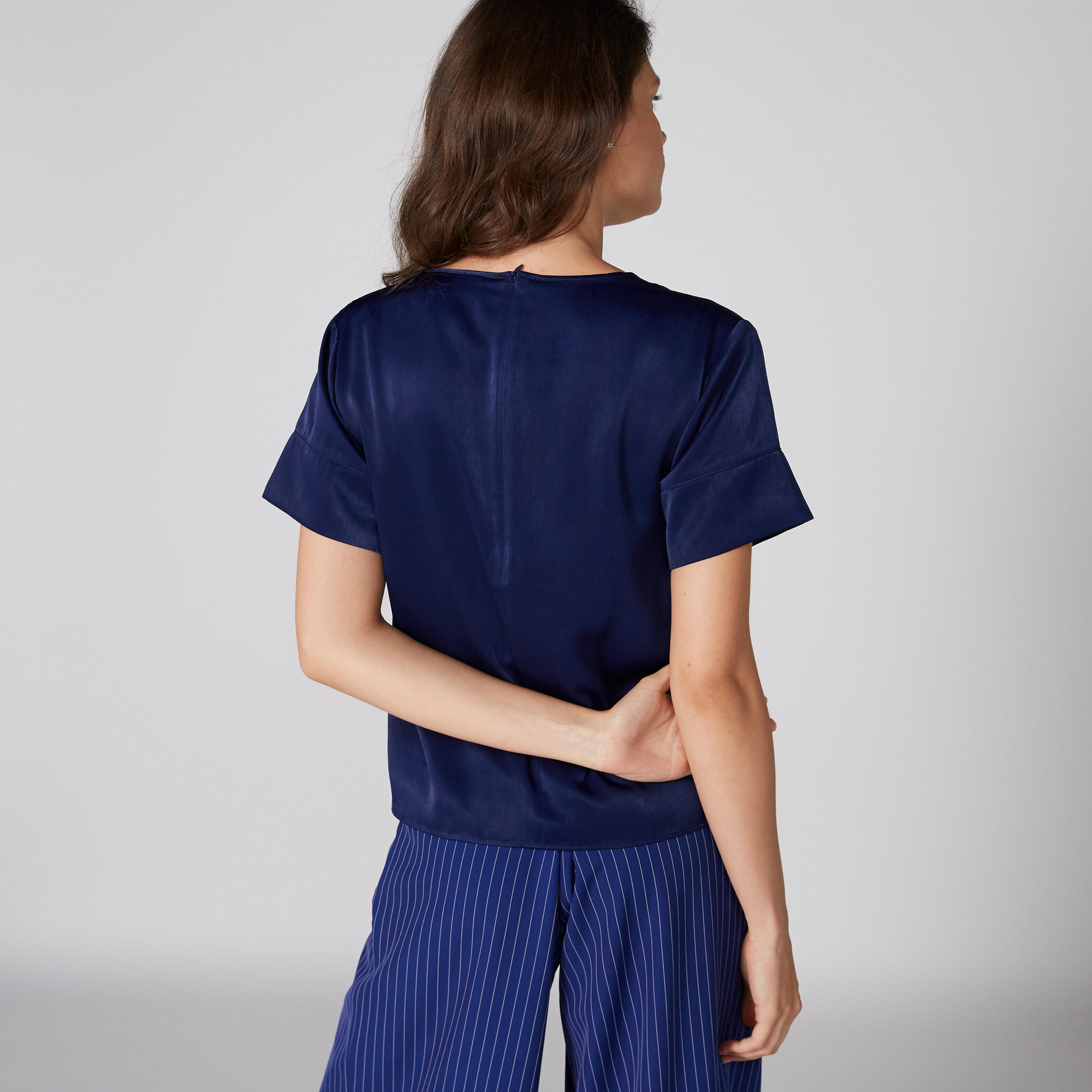 بلوزة بياقة مستديرة ورباط وأكمام قصيرة من إيل-women-clothing-shirtsandblouses-blouses-image-2