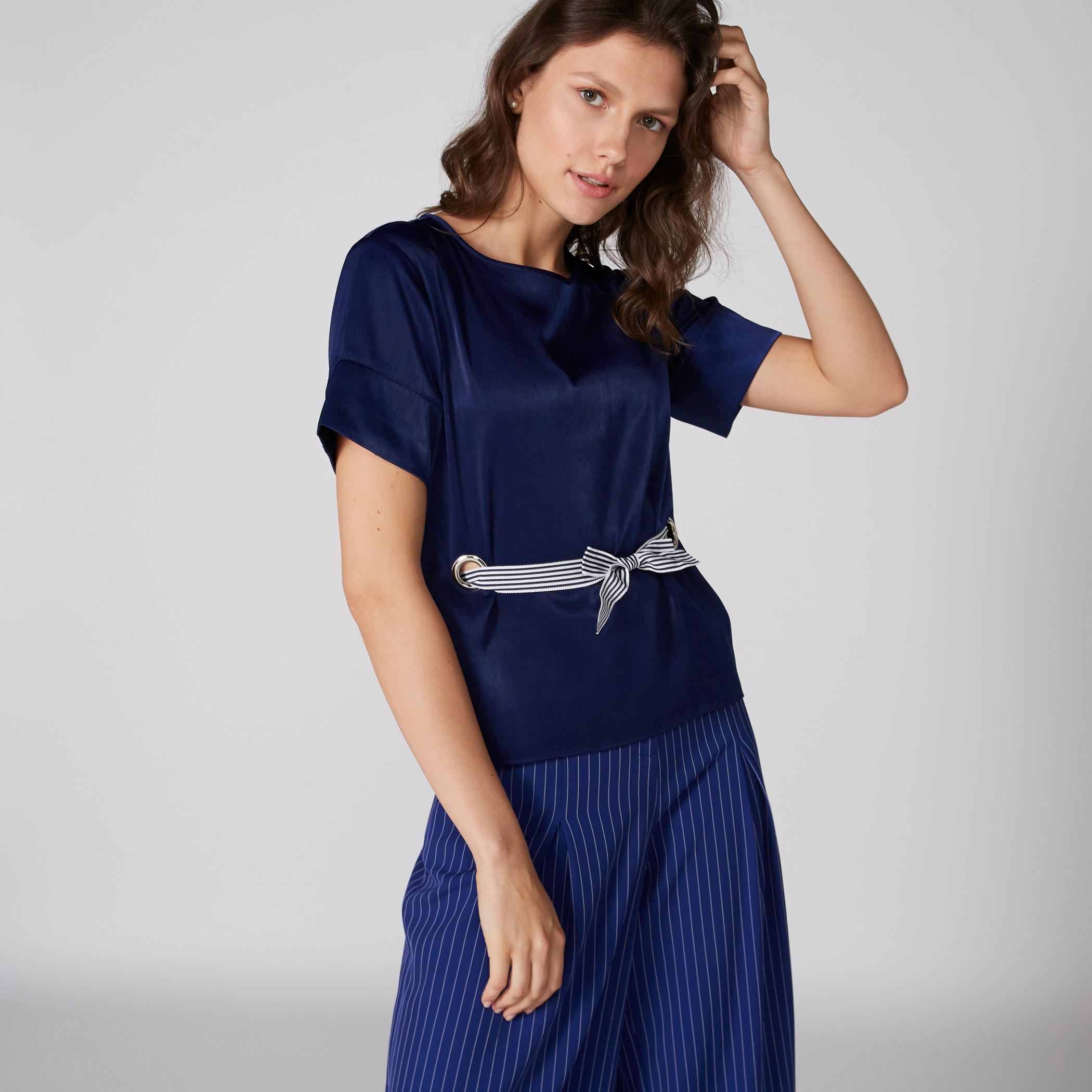 بلوزة بياقة مستديرة ورباط وأكمام قصيرة من إيل-women-clothing-shirtsandblouses-blouses-image-3
