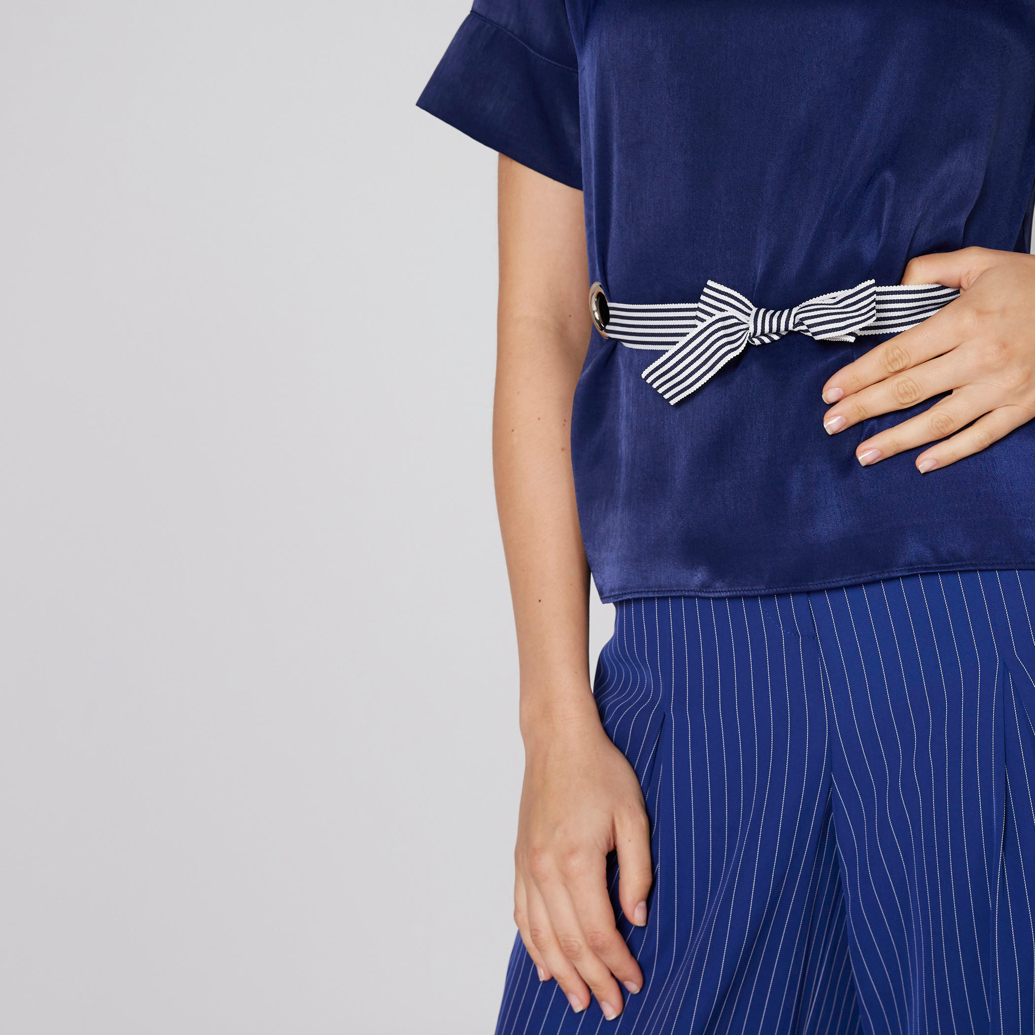 بلوزة بياقة مستديرة ورباط وأكمام قصيرة من إيل-women-clothing-shirtsandblouses-blouses-image-4