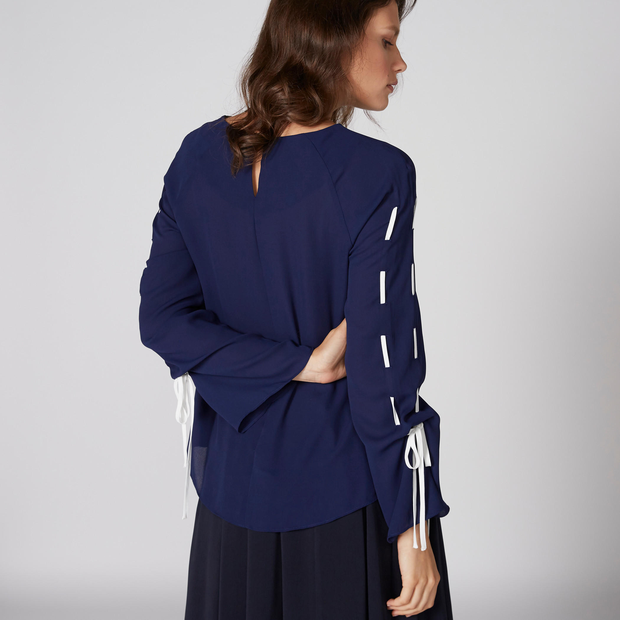 بلوزة بياقة مستديرة وأكمام معقودة من إيل-women-clothing-shirtsandblouses-blouses-image-2