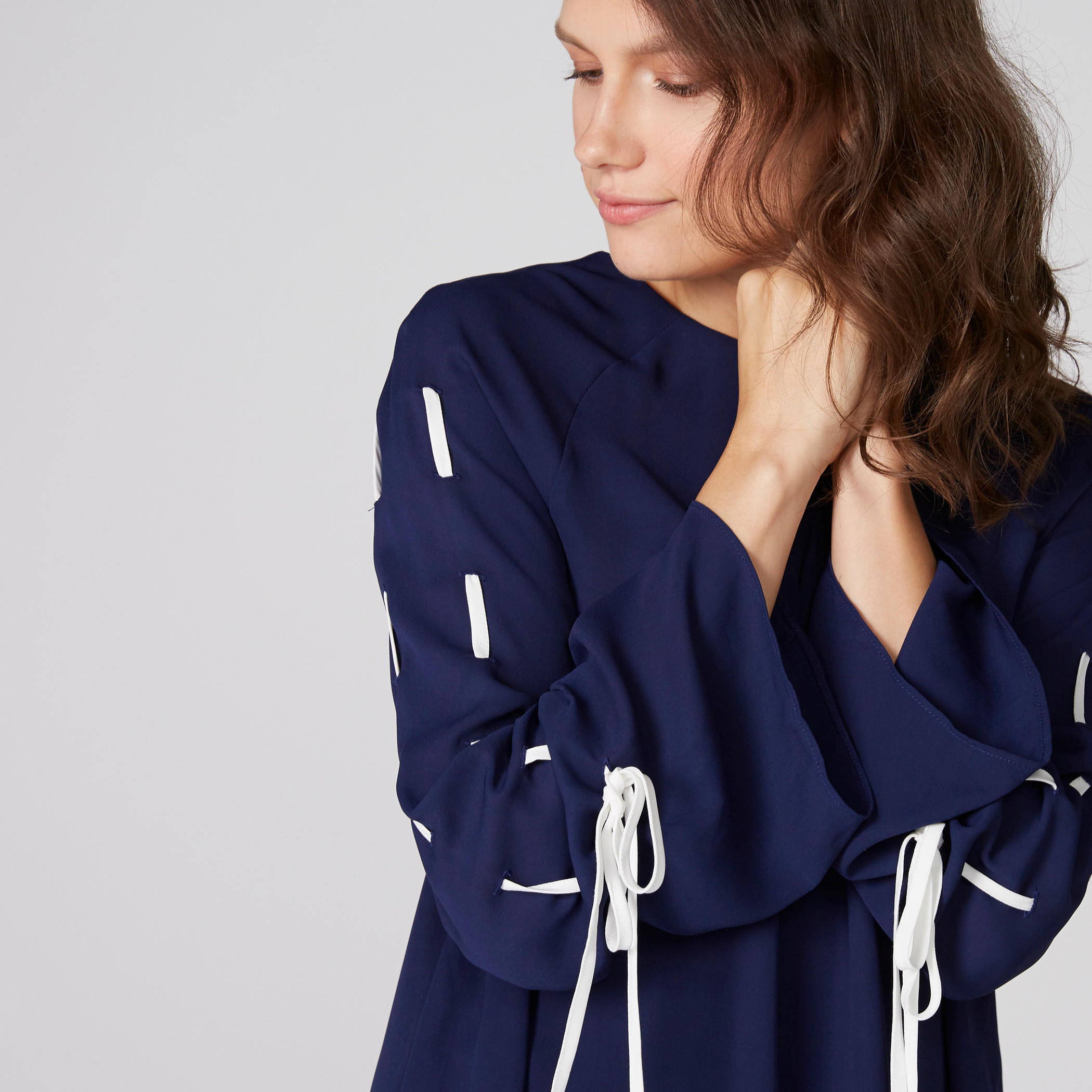 بلوزة بياقة مستديرة وأكمام معقودة من إيل-women-clothing-shirtsandblouses-blouses-image-4
