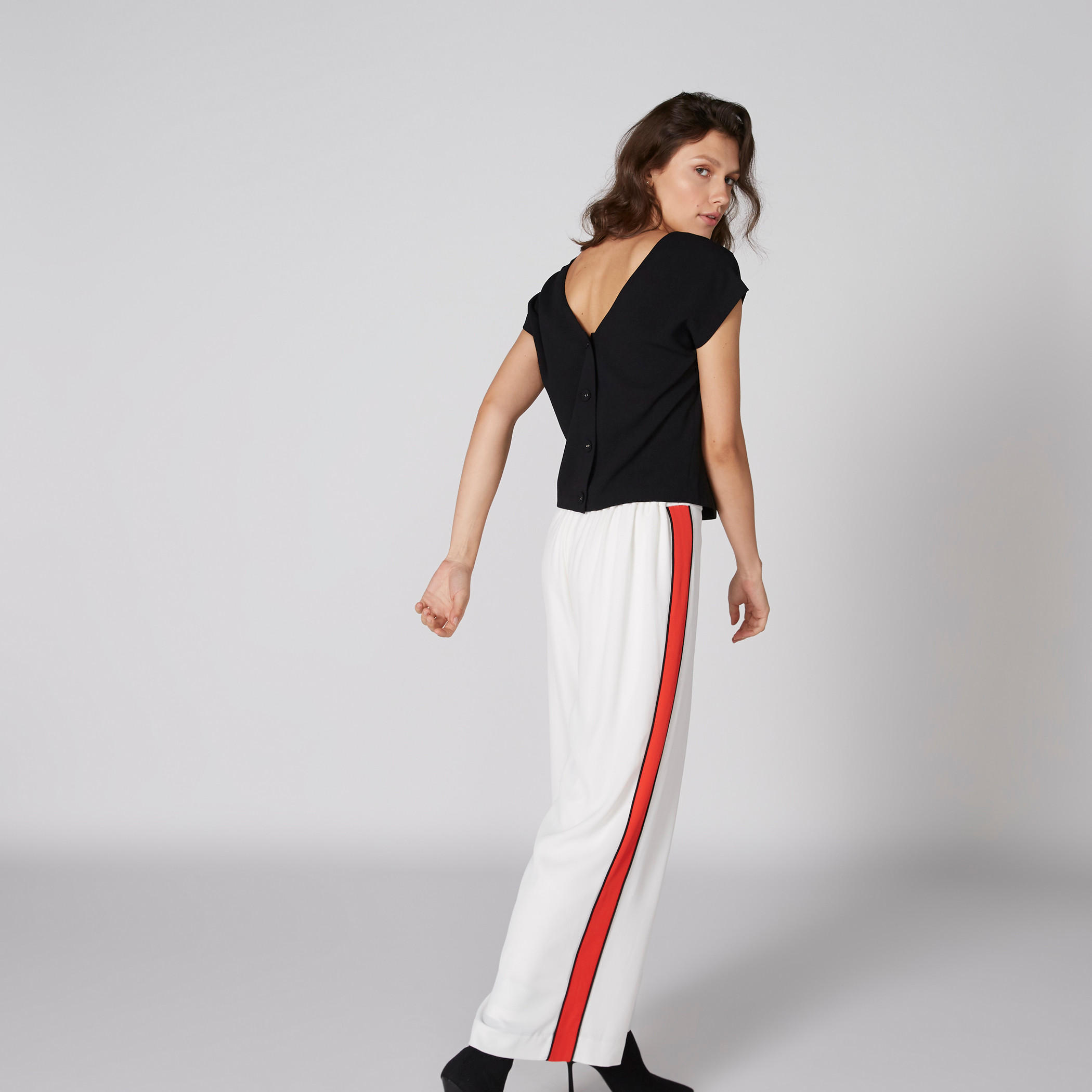 بلوزة بياقة V وأكمام متصلة وأزرار من إيل-women-clothing-shirtsandblouses-blouses-image-3