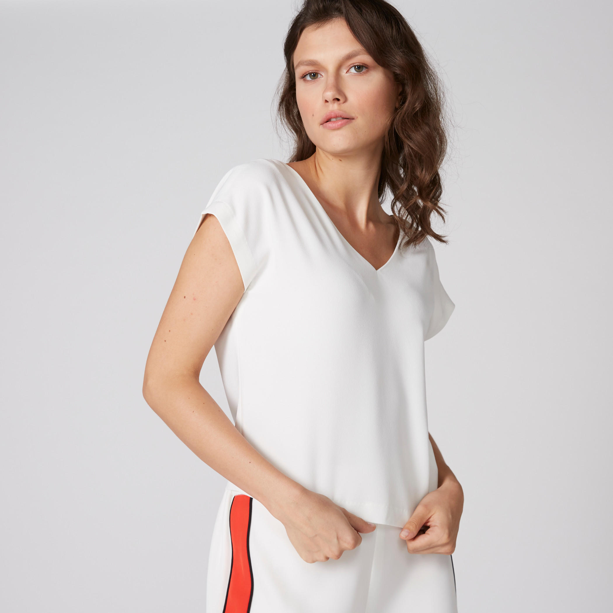 بلوزة بياقة V وأكمام متصلة وأزرار من إيل-women-clothing-shirtsandblouses-blouses-image-2