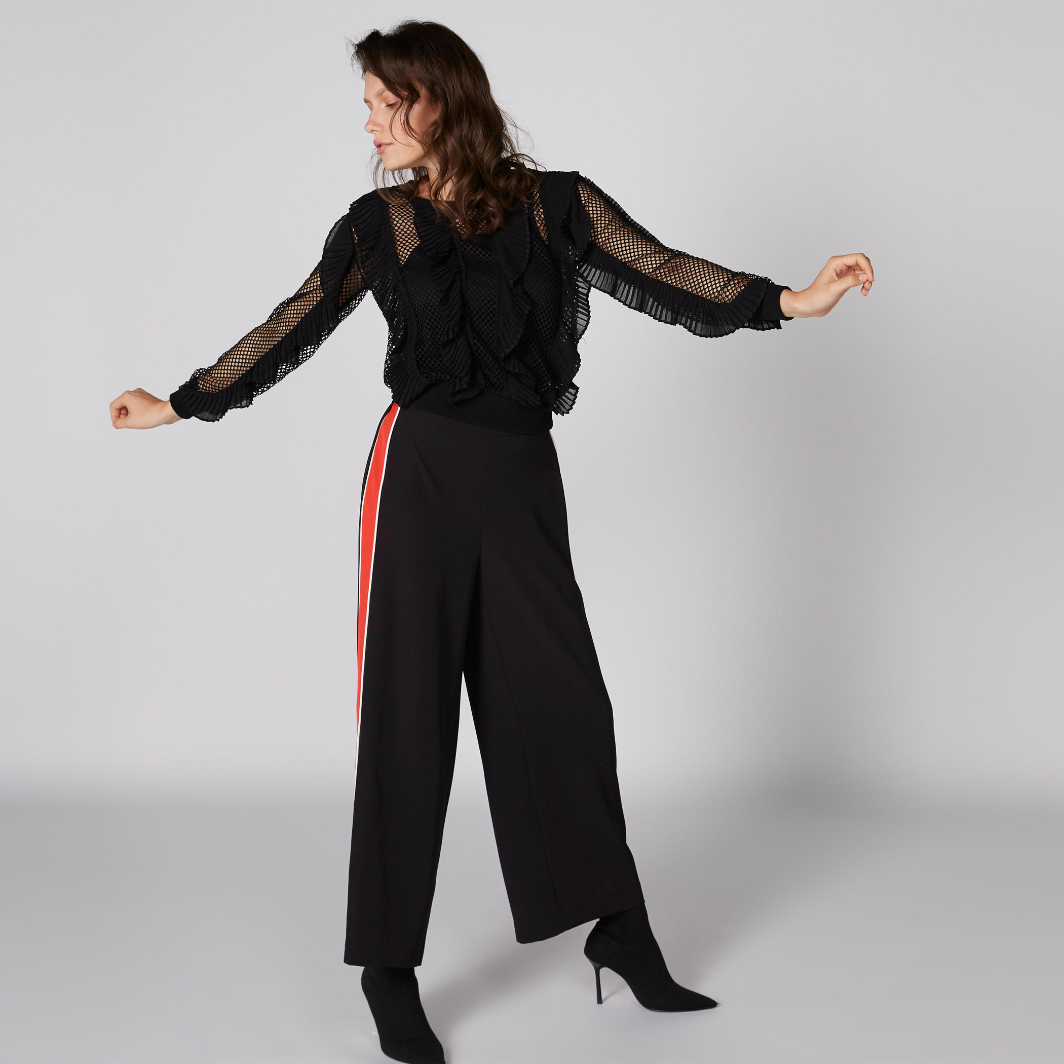 بلوزة بأكمام طويلة وتفاصيل شبكية وكشكش من إيل-women-clothing-shirtsandblouses-blouses-image-4