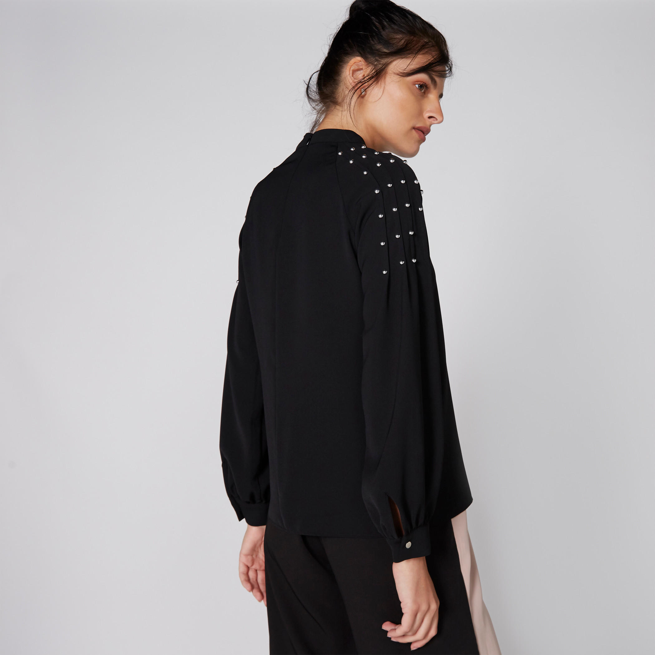 بلوزة مزيّنة بياقة عالية وأكمام طويلة من إيل-women-clothing-shirtsandblouses-blouses-image-2